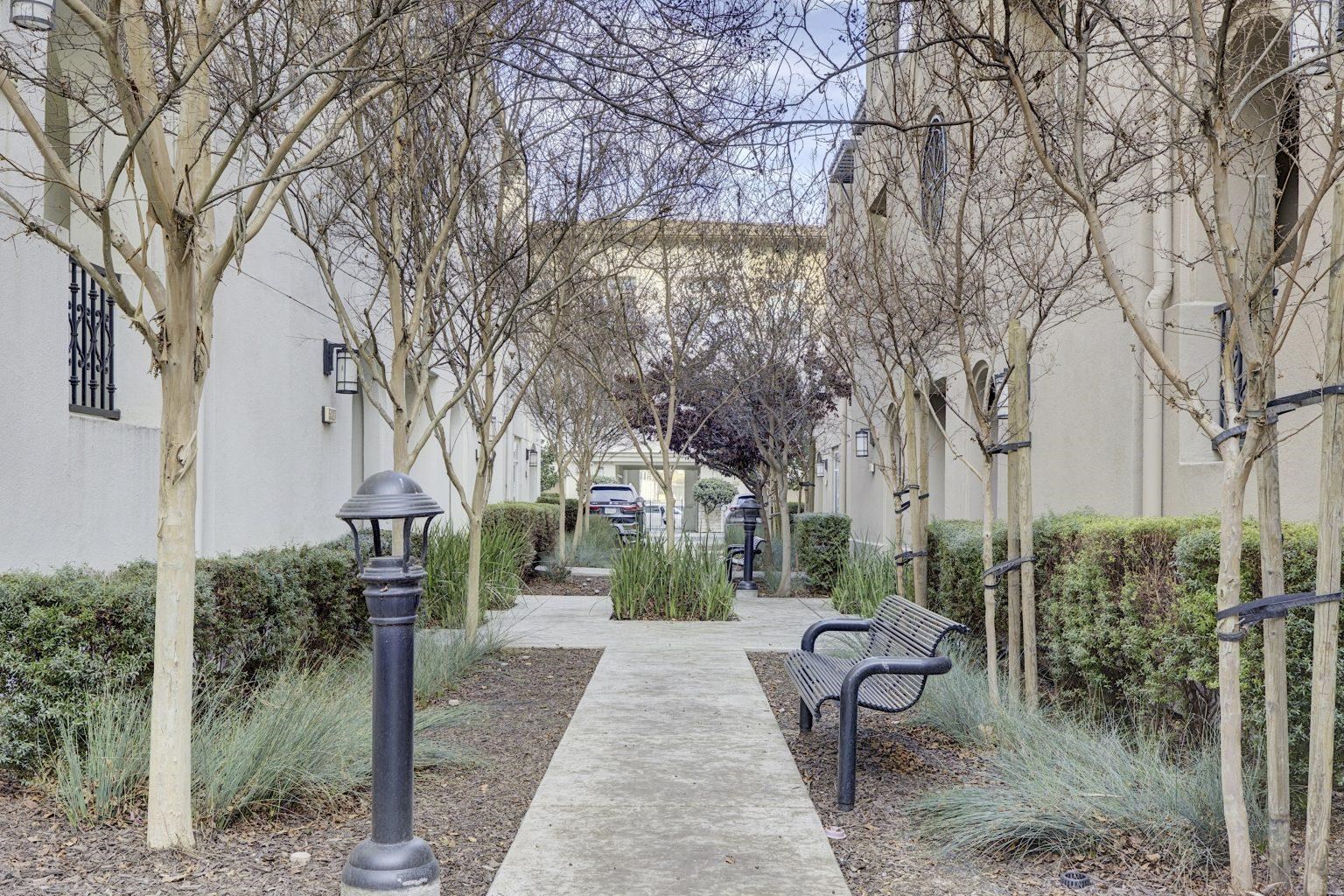 Detail Gallery Image 4 of 47 For 5399 Iron Horse Pkwy, Dublin,  CA 94568 - 3 Beds | 2/1 Baths