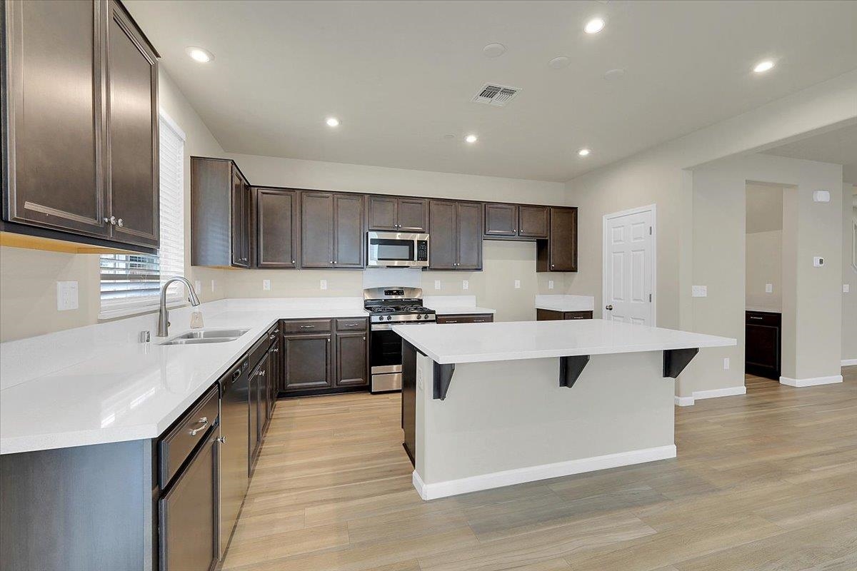 Detail Gallery Image 12 of 56 For 1712 House Dr, Woodland,  CA 95776 - 4 Beds | 3/1 Baths