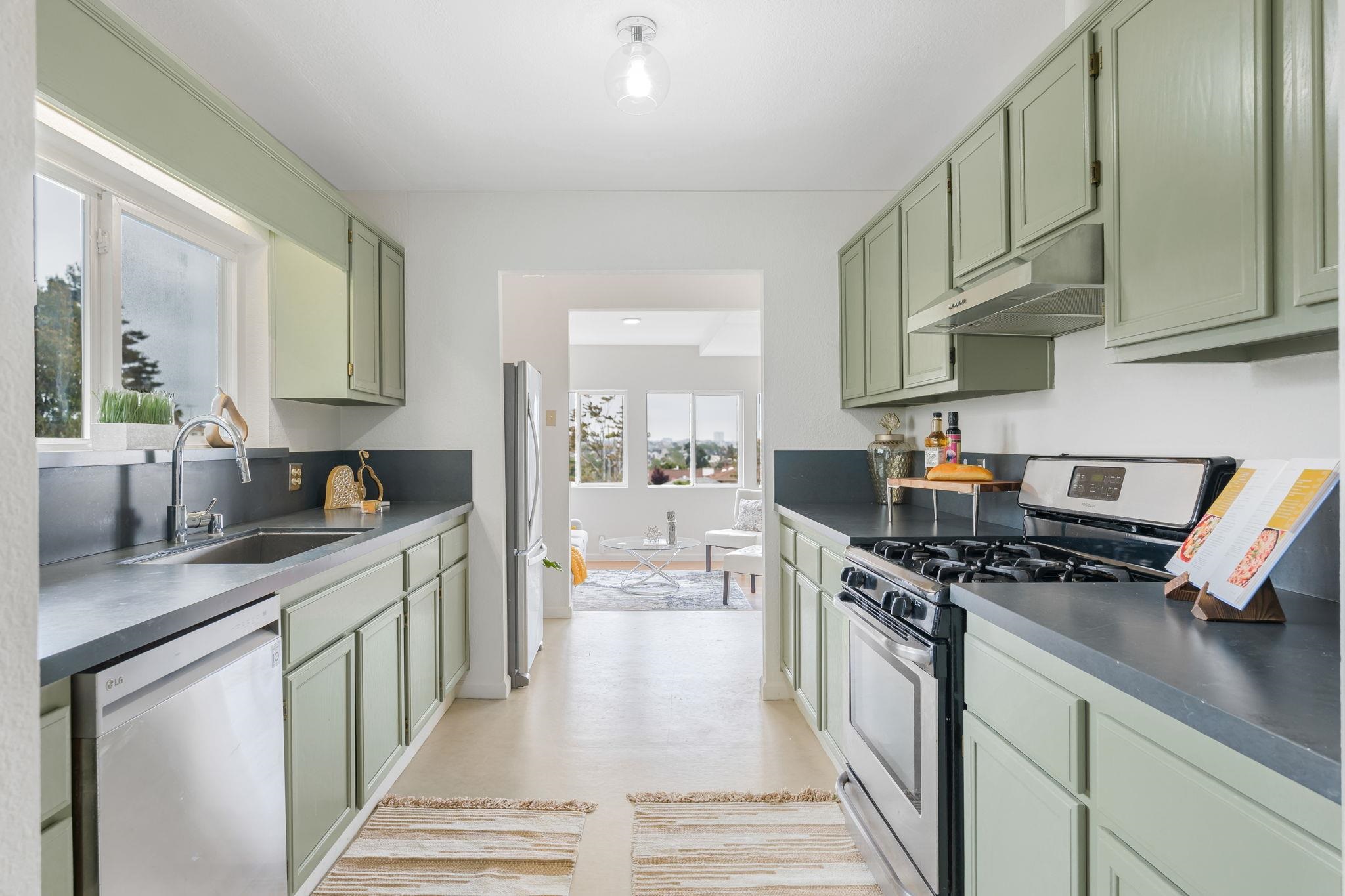 Detail Gallery Image 5 of 30 For 812 Washington Ave, Albany,  CA 94706 - 4 Beds | 2/1 Baths