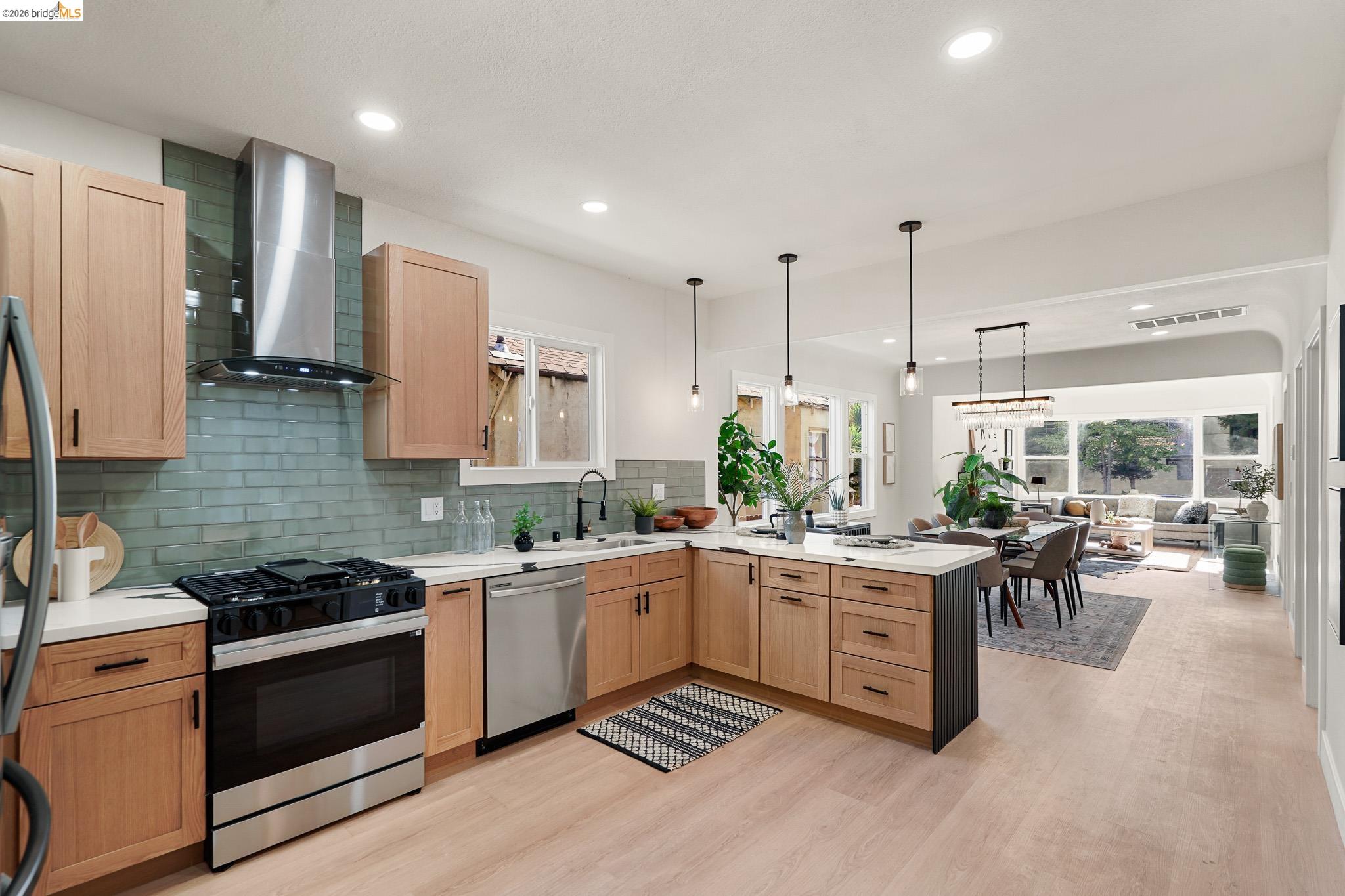 Detail Gallery Image 15 of 48 For 760 53rd St, Oakland,  CA 94609 - 3 Beds | 2 Baths