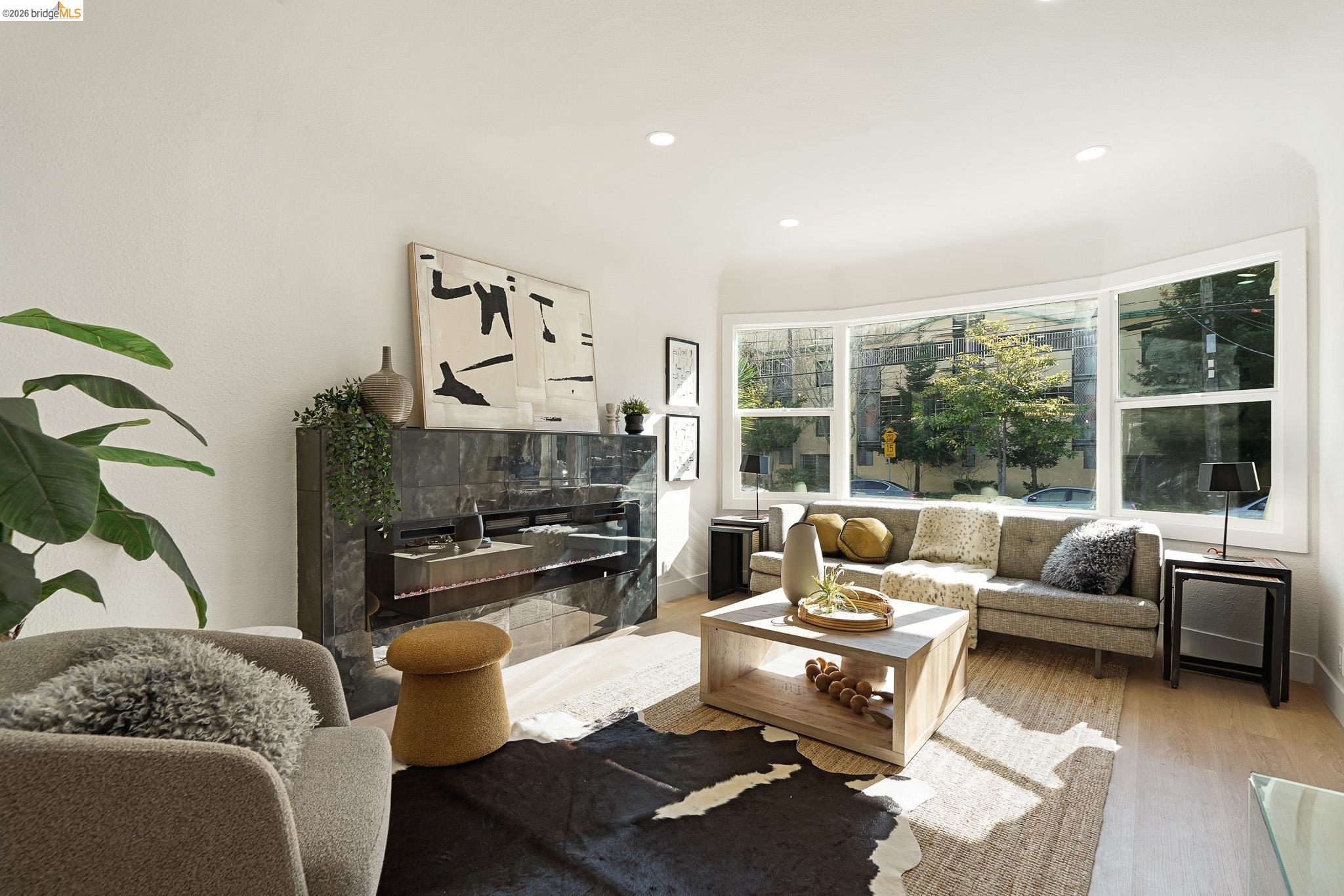 Detail Gallery Image 5 of 48 For 760 53rd St, Oakland,  CA 94609 - 3 Beds | 2 Baths