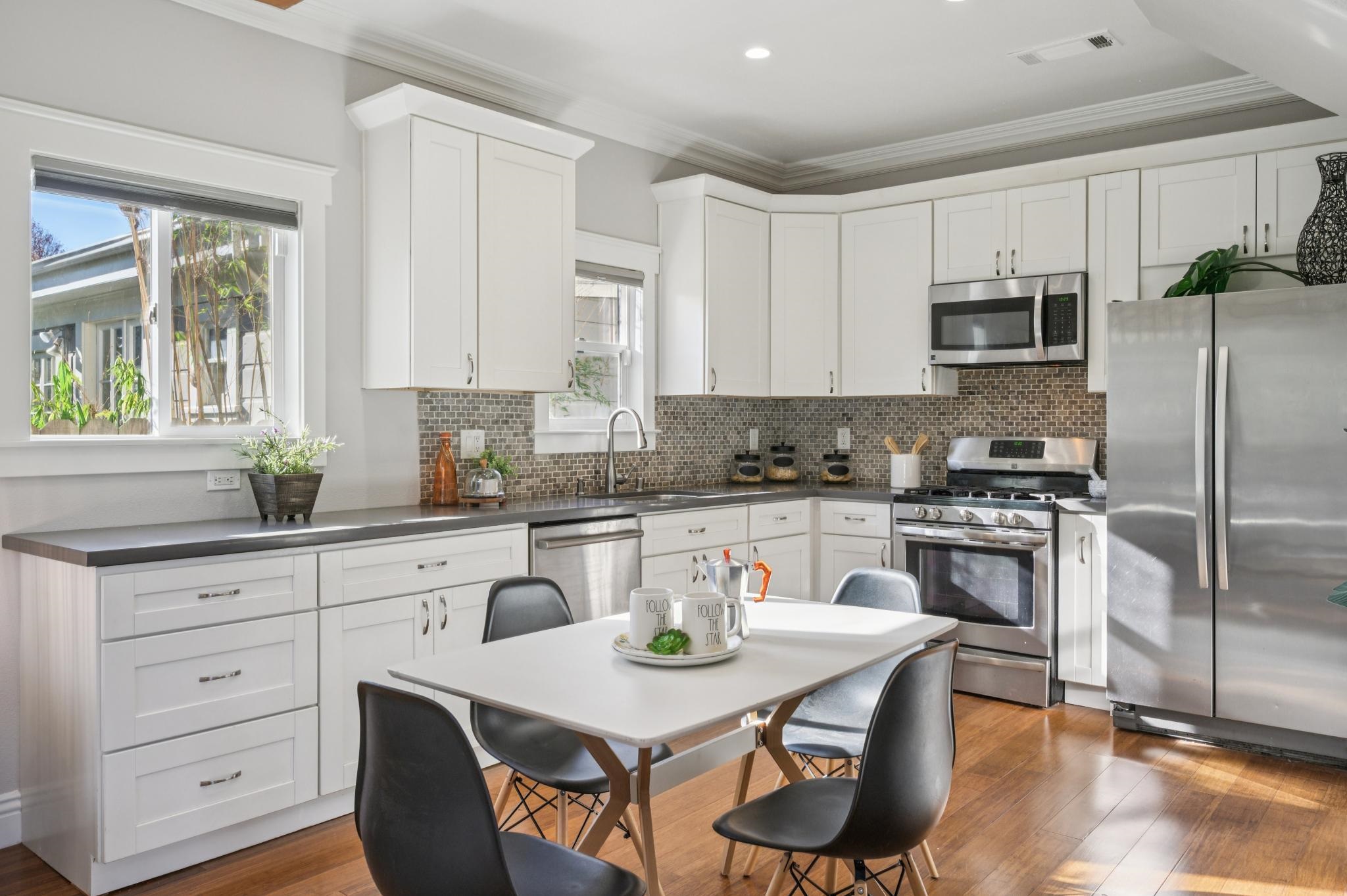 Detail Gallery Image 11 of 58 For 3033 Ellis St #B,  Berkeley,  CA 94703 - 3 Beds | 2/1 Baths