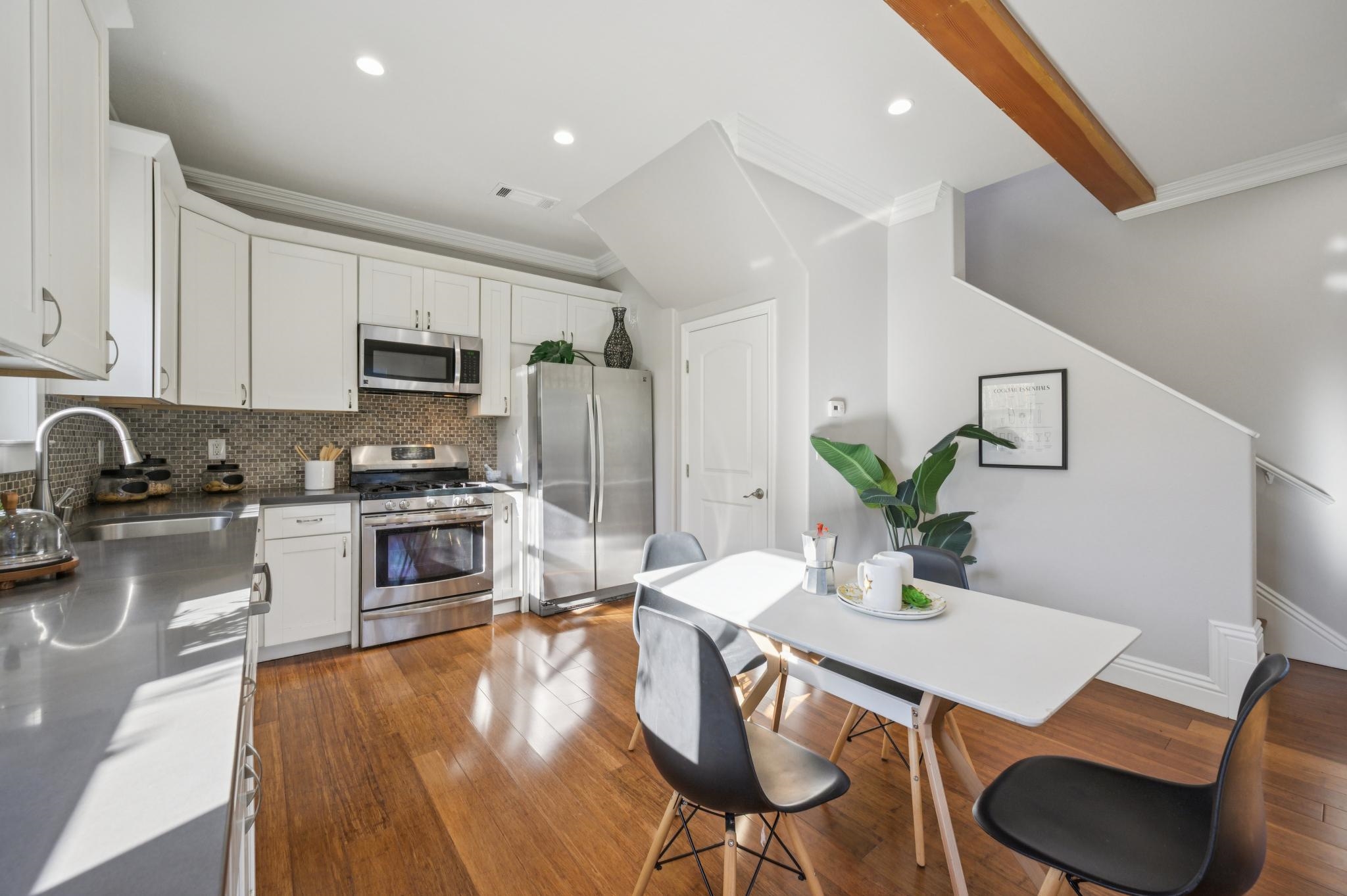 Detail Gallery Image 13 of 58 For 3033 Ellis St #B,  Berkeley,  CA 94703 - 3 Beds | 2/1 Baths