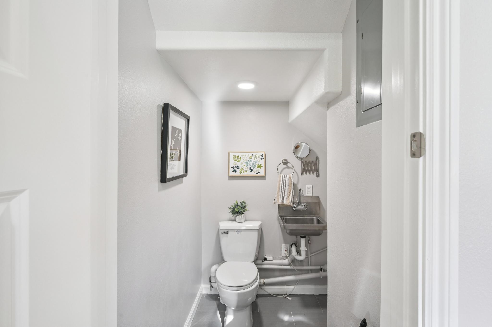 Detail Gallery Image 16 of 58 For 3033 Ellis St #B,  Berkeley,  CA 94703 - 3 Beds | 2/1 Baths
