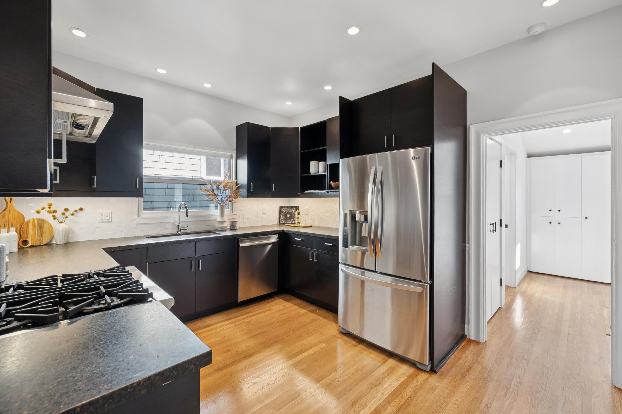 Detail Gallery Image 14 of 60 For 737 61st St, Oakland,  CA 94609 - 6 Beds | 3 Baths