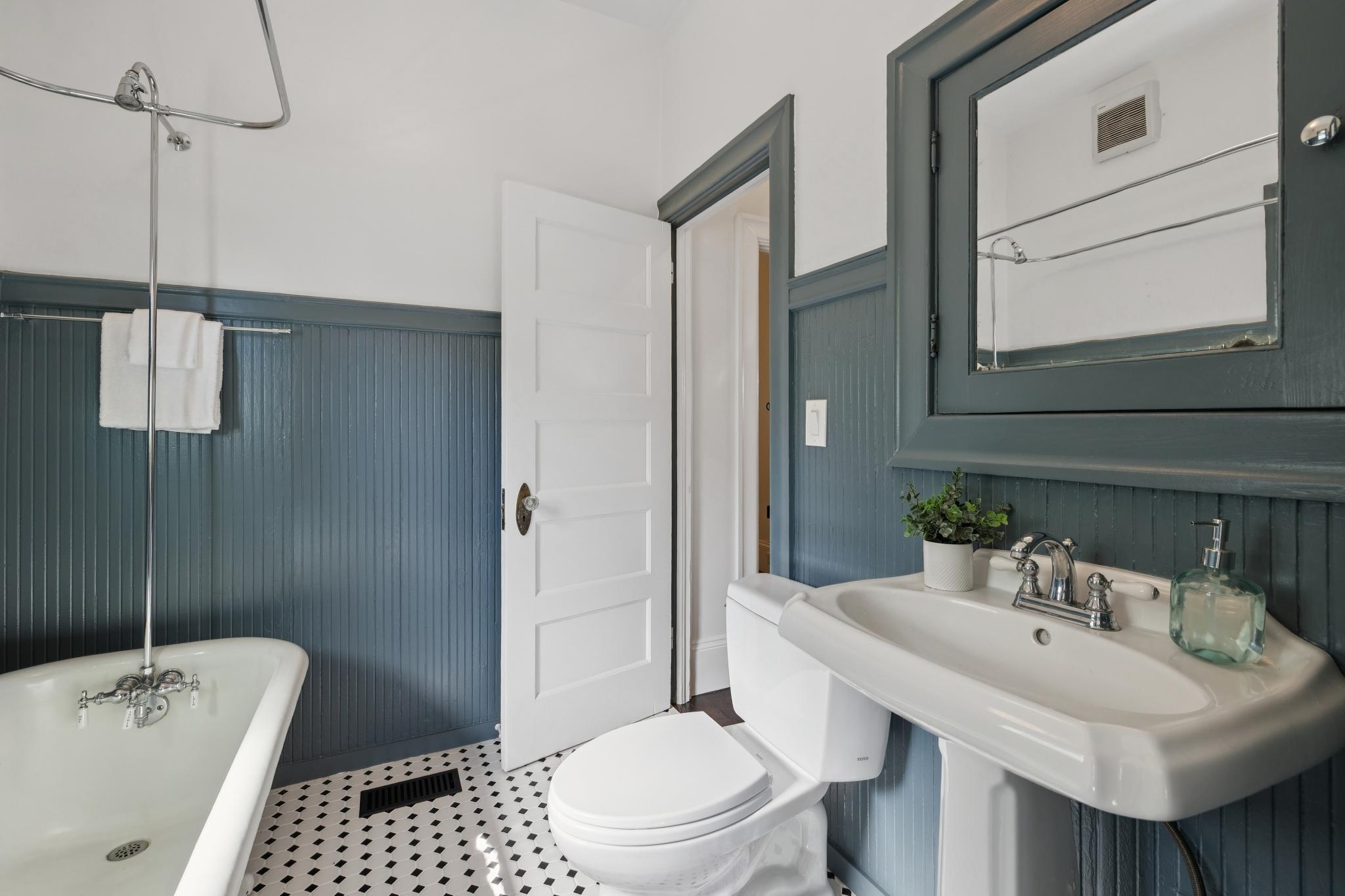 Detail Gallery Image 20 of 60 For 737 61st St, Oakland,  CA 94609 - 6 Beds | 3 Baths