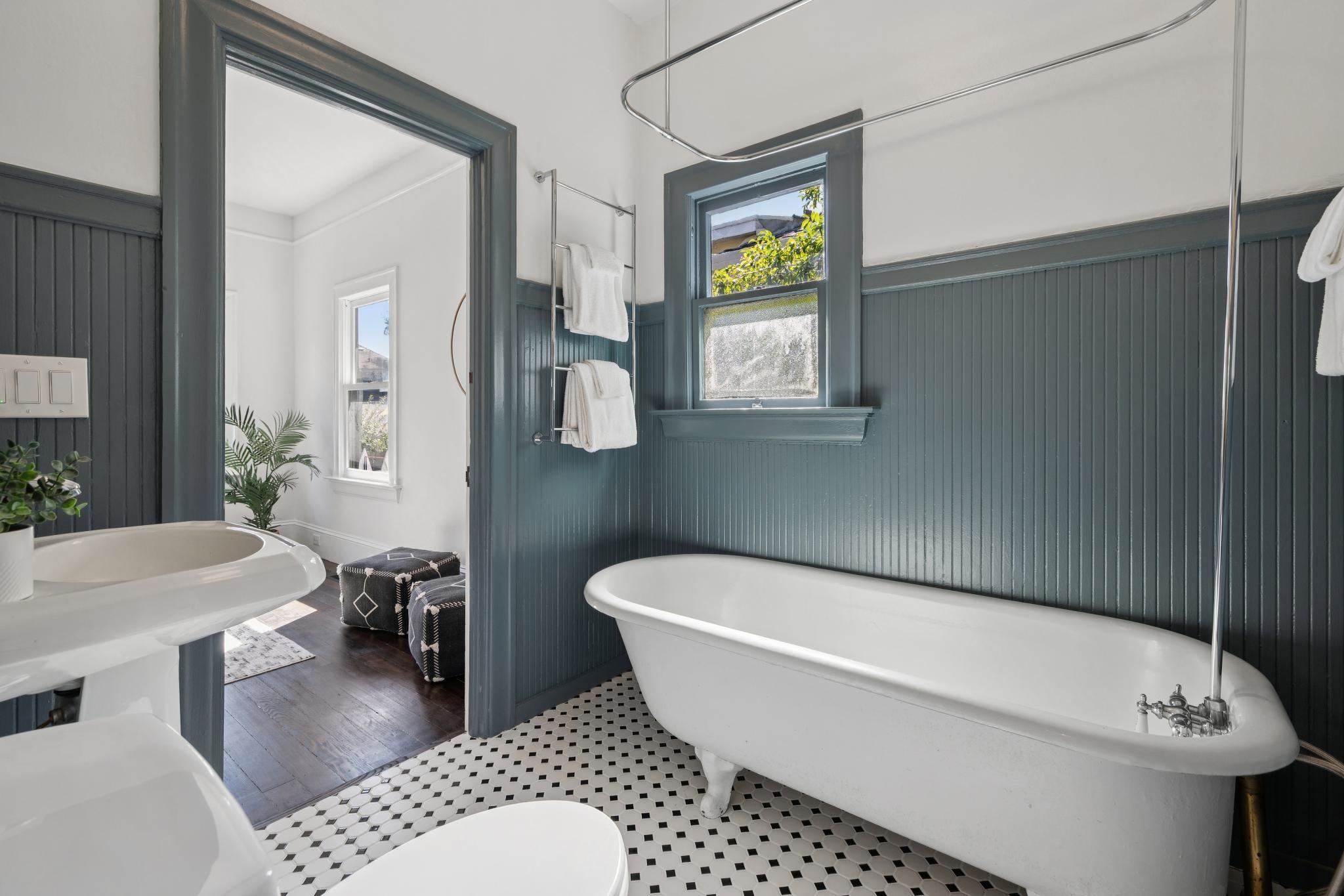 Detail Gallery Image 21 of 60 For 737 61st St, Oakland,  CA 94609 - 6 Beds | 3 Baths