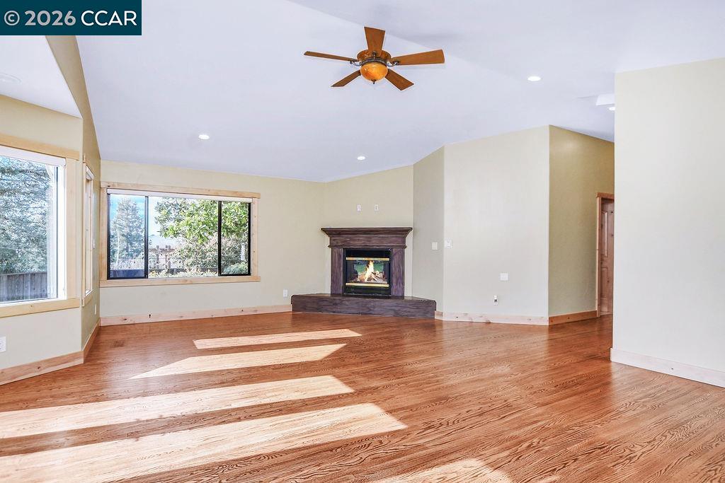 Detail Gallery Image 13 of 57 For 5308 Vista Point Ct, Concord,  CA 94521 - 5 Beds | 3/1 Baths