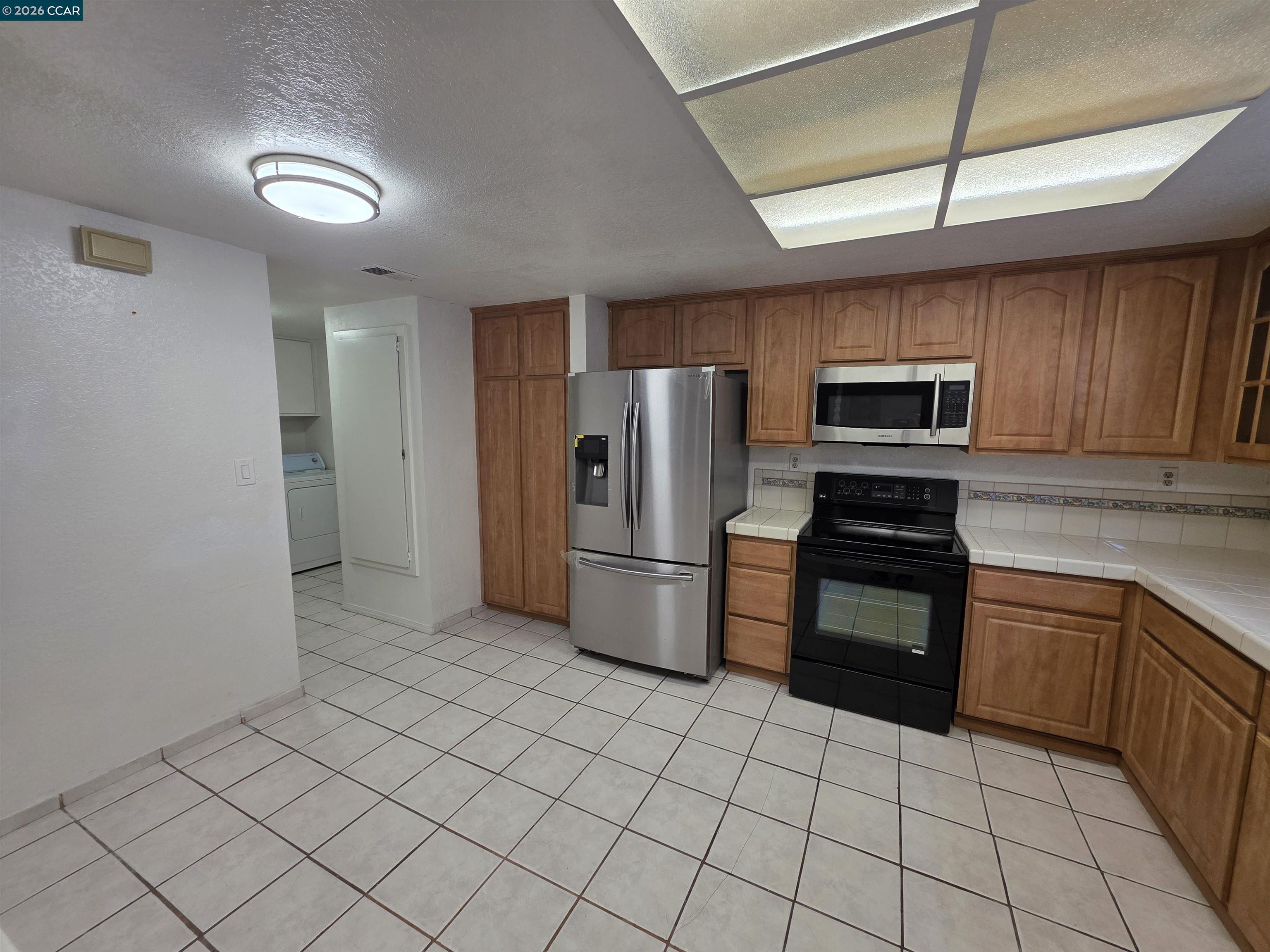 Detail Gallery Image 5 of 36 For 2581 El Portal Dr #C,  San Pablo,  CA 94806 - 2 Beds | 2/1 Baths