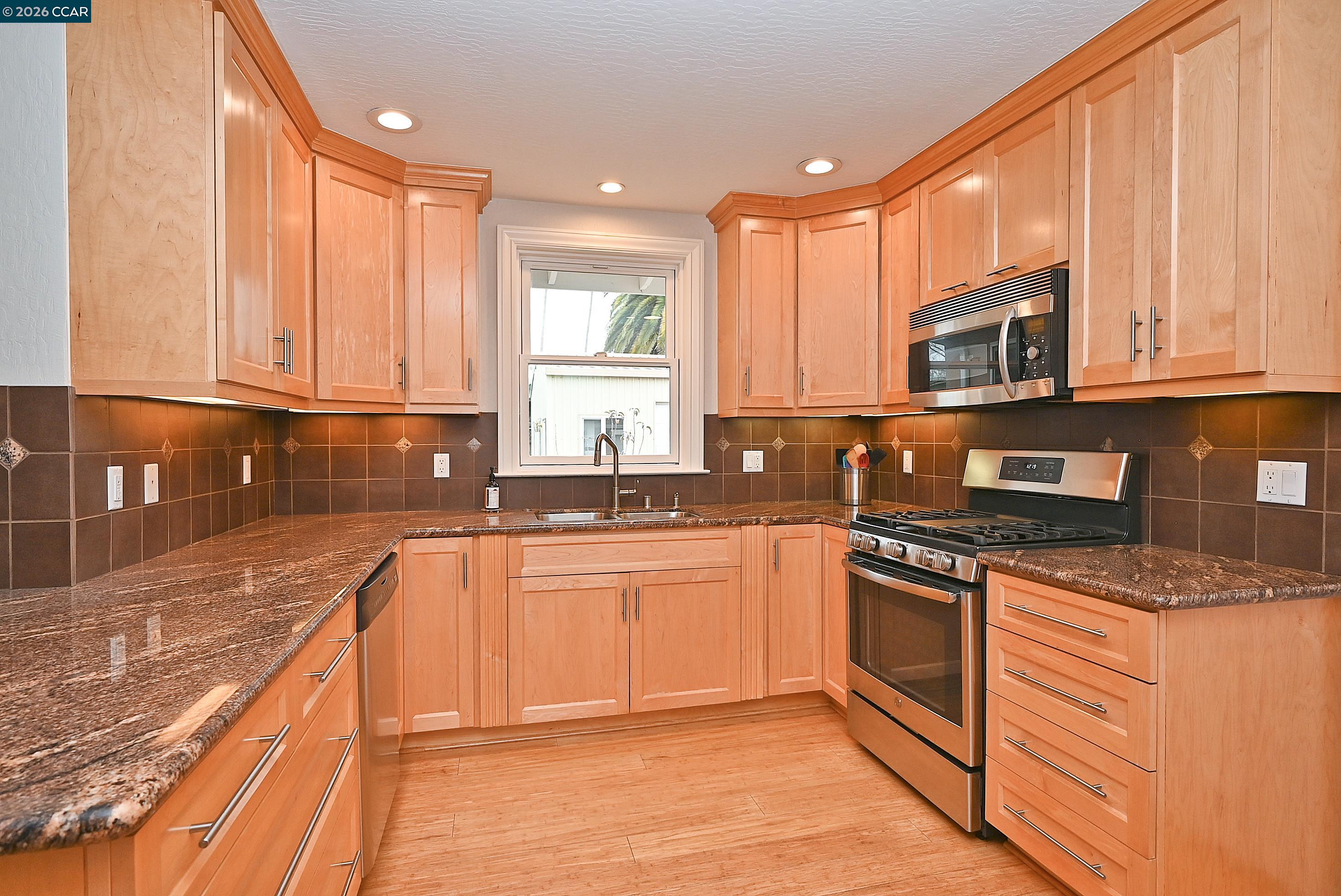 Detail Gallery Image 11 of 38 For 1013 Pleasant Valley Dr, Pleasant Hill,  CA 94523 - 3 Beds | 2 Baths