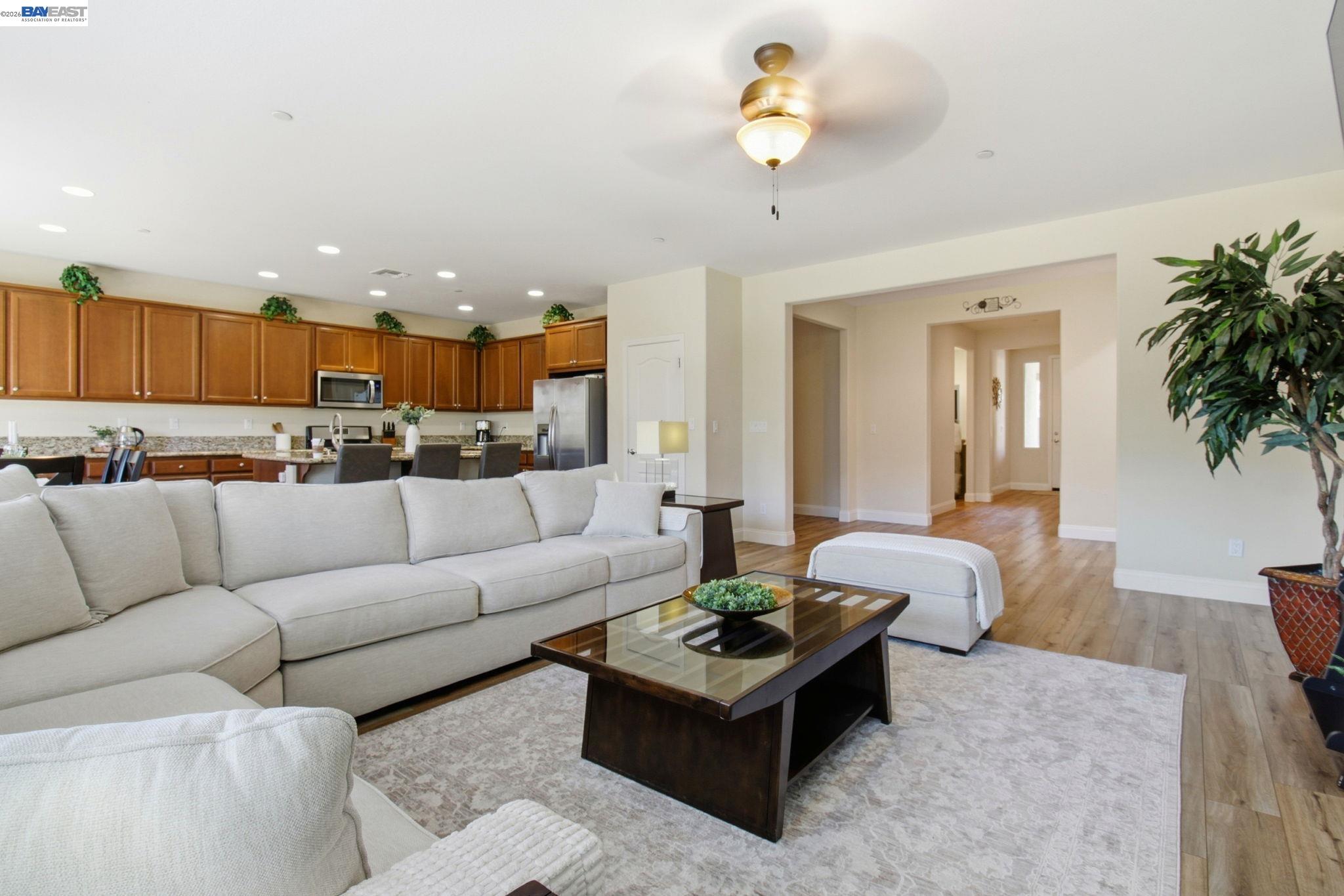 Detail Gallery Image 4 of 34 For 868 N San Remo Ln, Mountain House,  CA 95391 - 4 Beds | 2/1 Baths