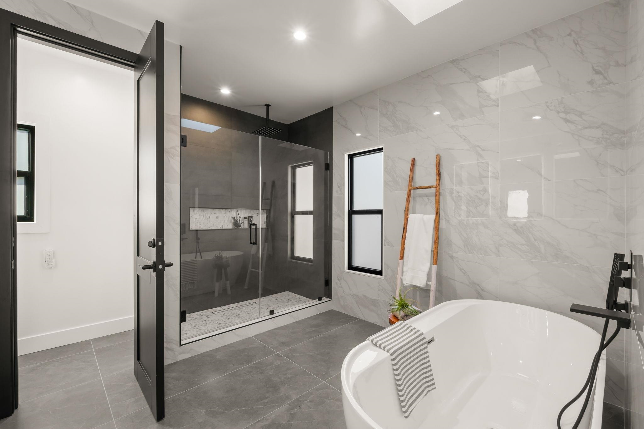 Detail Gallery Image 31 of 56 For 5229 Miles Ave, Oakland,  CA 94618 - 6 Beds | 6/1 Baths