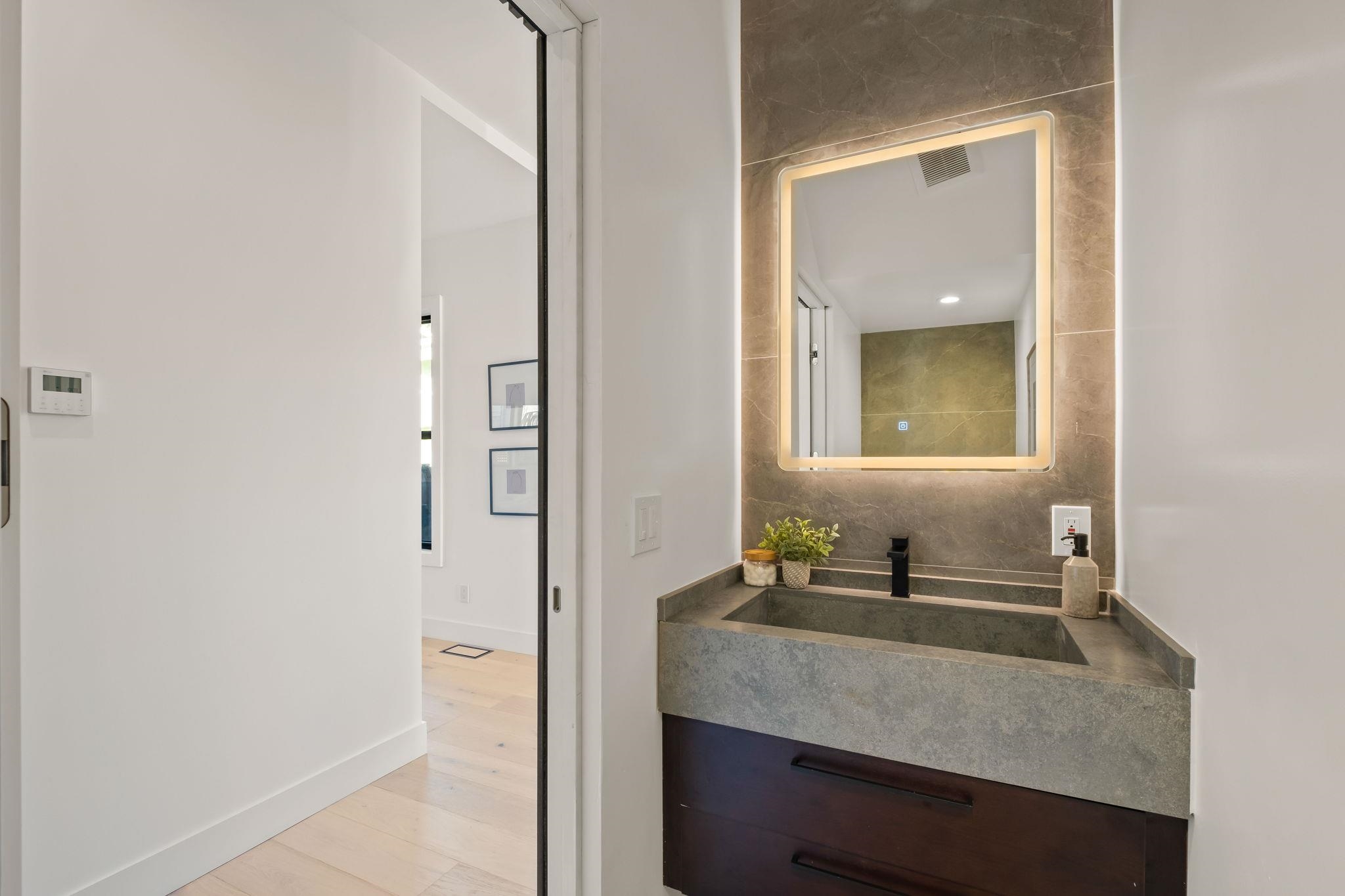 Detail Gallery Image 8 of 56 For 5229 Miles Ave, Oakland,  CA 94618 - 6 Beds | 6/1 Baths