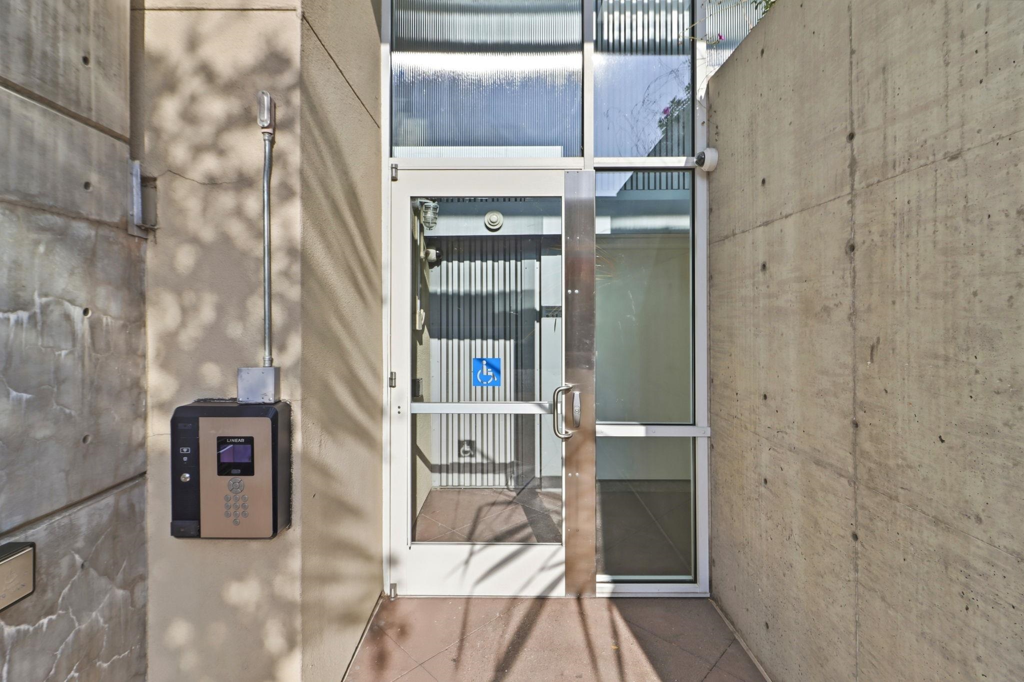 Detail Gallery Image 3 of 48 For 3090 Glascock Street #102,  Oakland,  CA 94601 - 2 Beds | 2 Baths