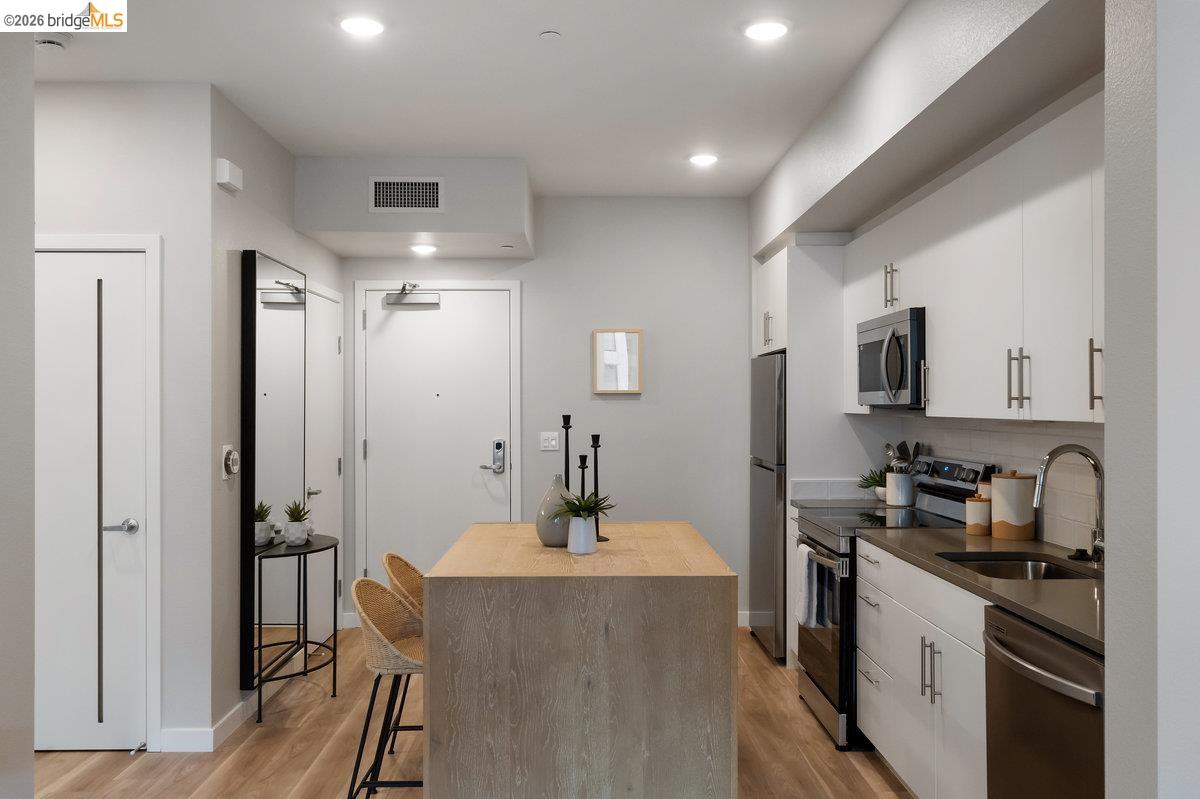 Detail Gallery Image 8 of 42 For 260 Brooklyn Basin Way #411,  Oakland,  CA 94606 - 1 Beds | 1 Baths