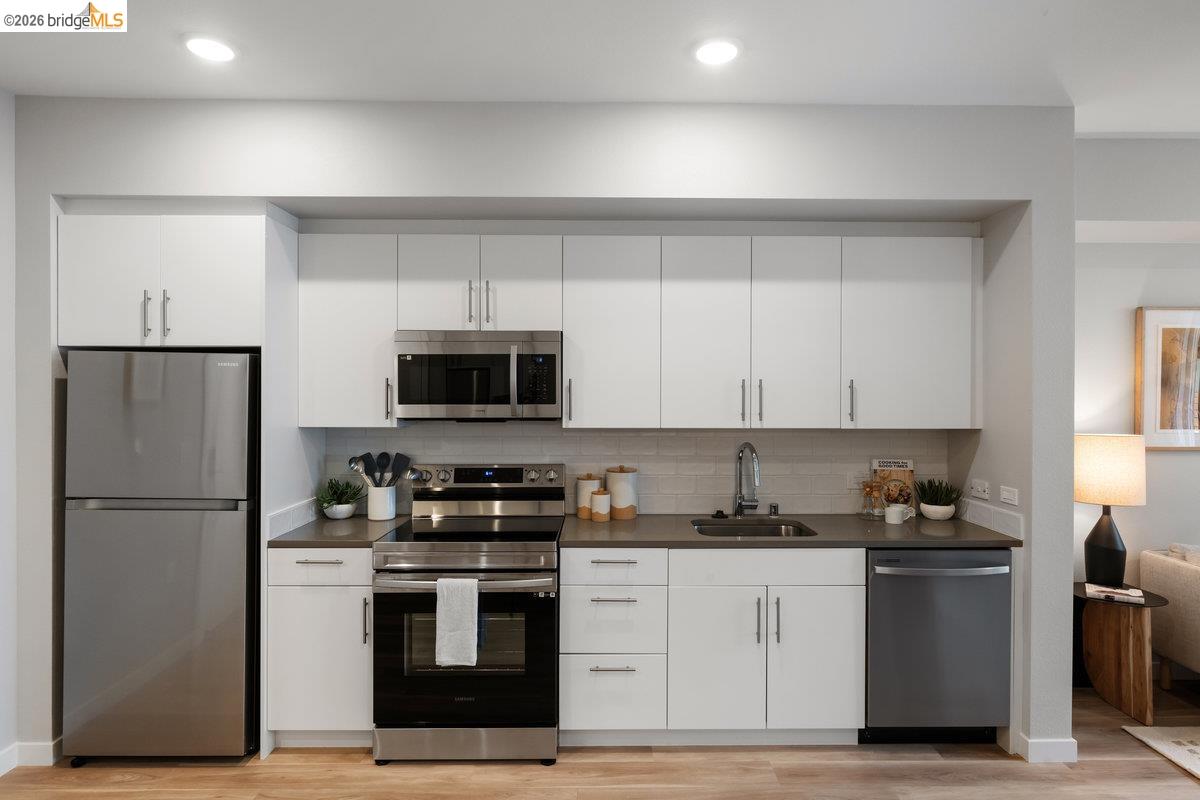 Detail Gallery Image 9 of 42 For 260 Brooklyn Basin Way #411,  Oakland,  CA 94606 - 1 Beds | 1 Baths