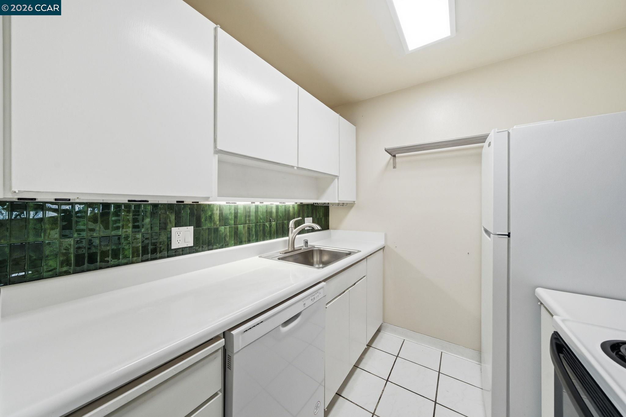 Detail Gallery Image 6 of 18 For 470 N Civic Drive #405,  Walnut Creek,  CA 94596 - 1 Beds | 1 Baths