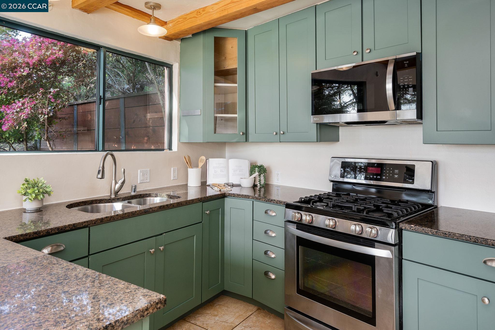 Detail Gallery Image 13 of 56 For 161 Panoramic Way, Berkeley,  CA 94704 - 2 Beds | 2 Baths