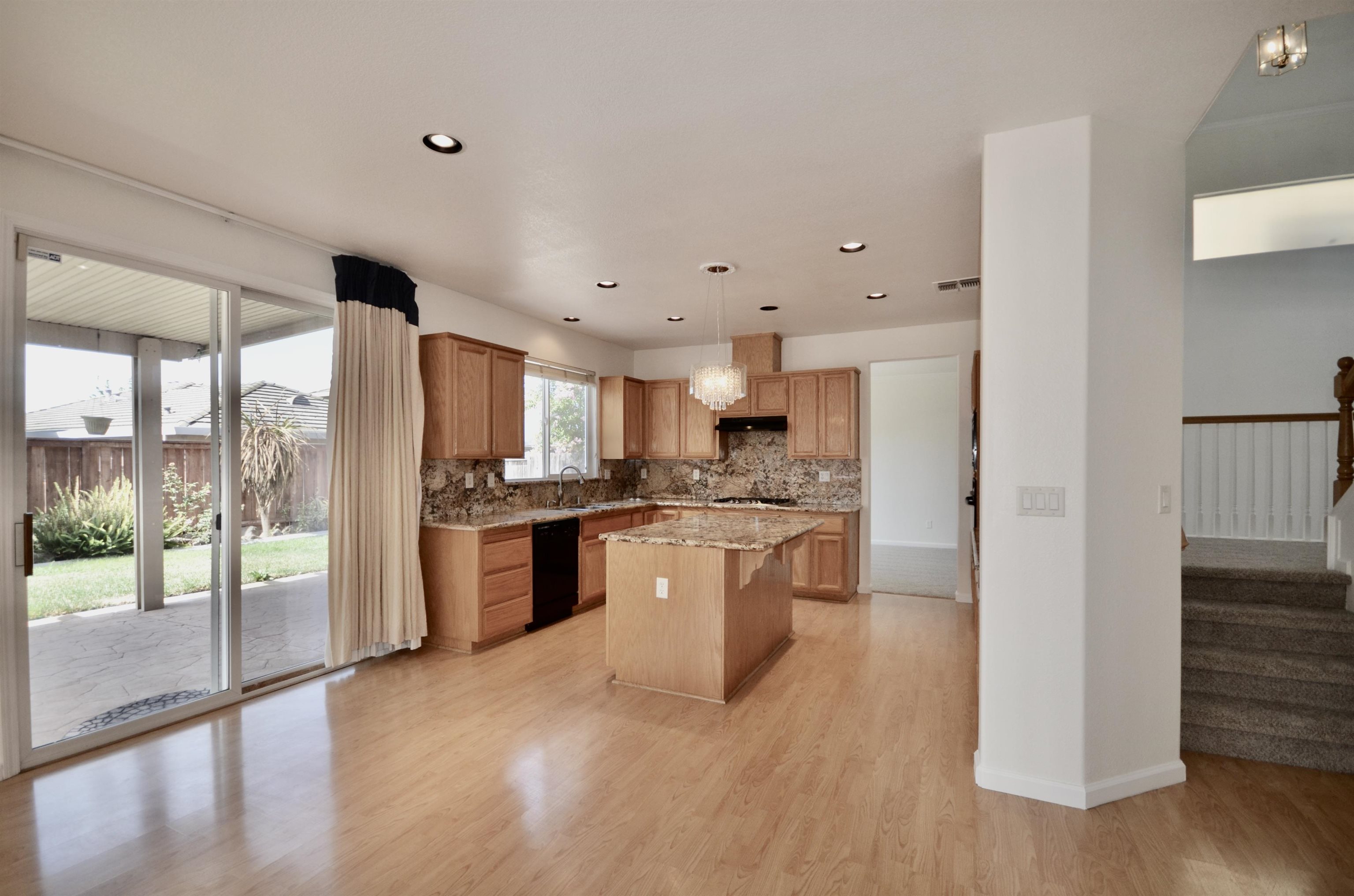 Detail Gallery Image 11 of 39 For 9416 Lyndley Plaza Way, Elk Grove,  CA 95624 - 5 Beds | 3 Baths