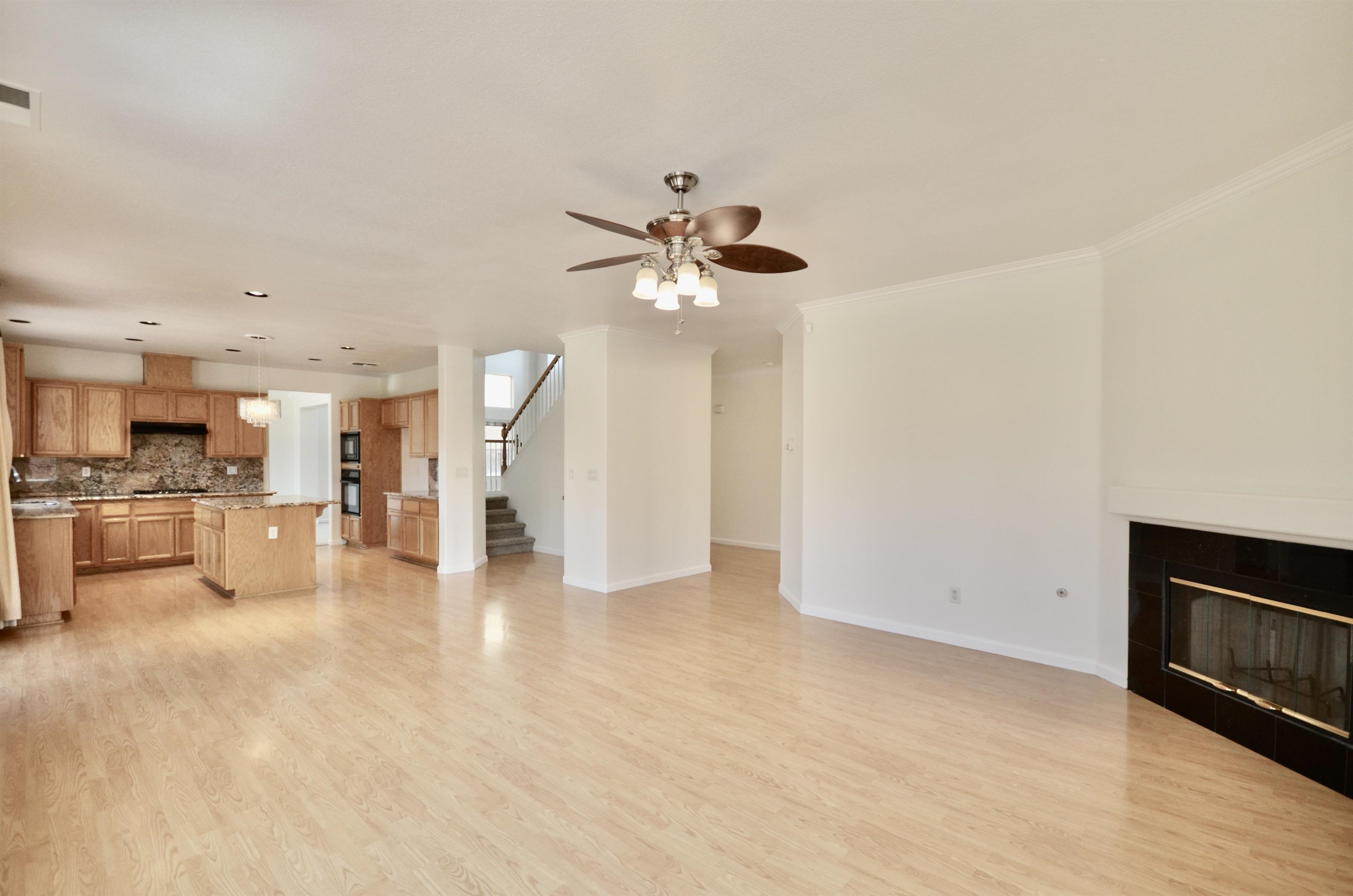 Detail Gallery Image 12 of 39 For 9416 Lyndley Plaza Way, Elk Grove,  CA 95624 - 5 Beds | 3 Baths