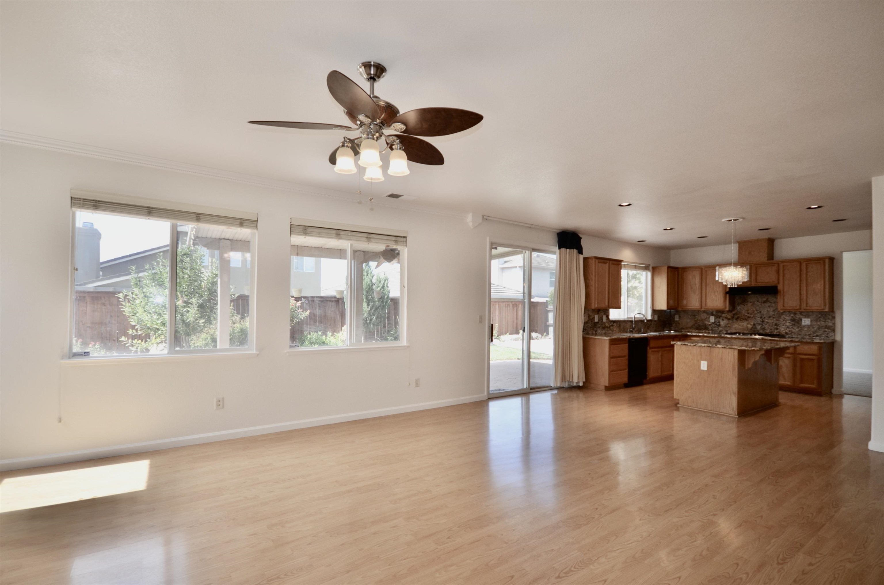 Detail Gallery Image 15 of 39 For 9416 Lyndley Plaza Way, Elk Grove,  CA 95624 - 5 Beds | 3 Baths