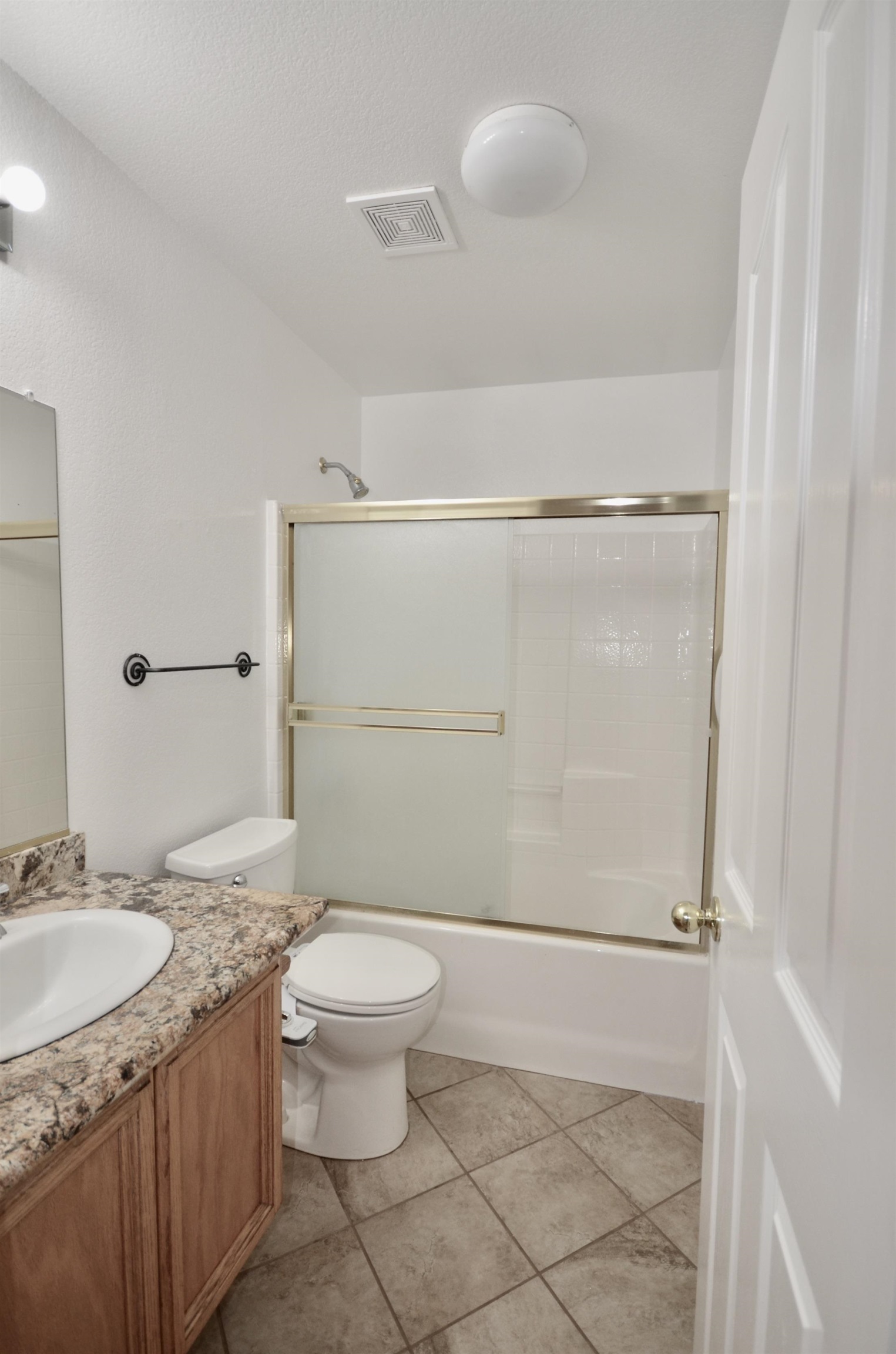 Detail Gallery Image 16 of 39 For 9416 Lyndley Plaza Way, Elk Grove,  CA 95624 - 5 Beds | 3 Baths