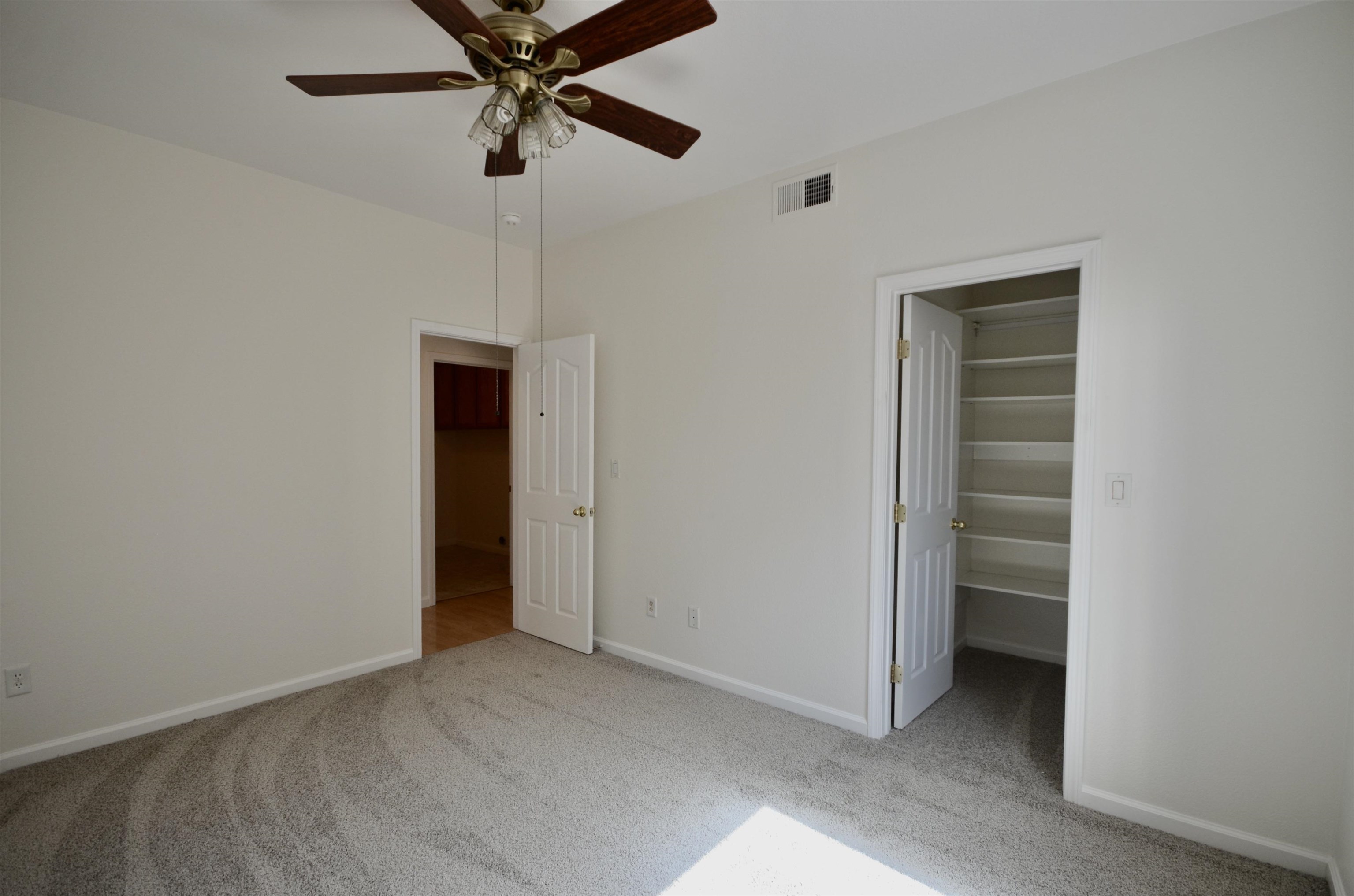 Detail Gallery Image 17 of 39 For 9416 Lyndley Plaza Way, Elk Grove,  CA 95624 - 5 Beds | 3 Baths