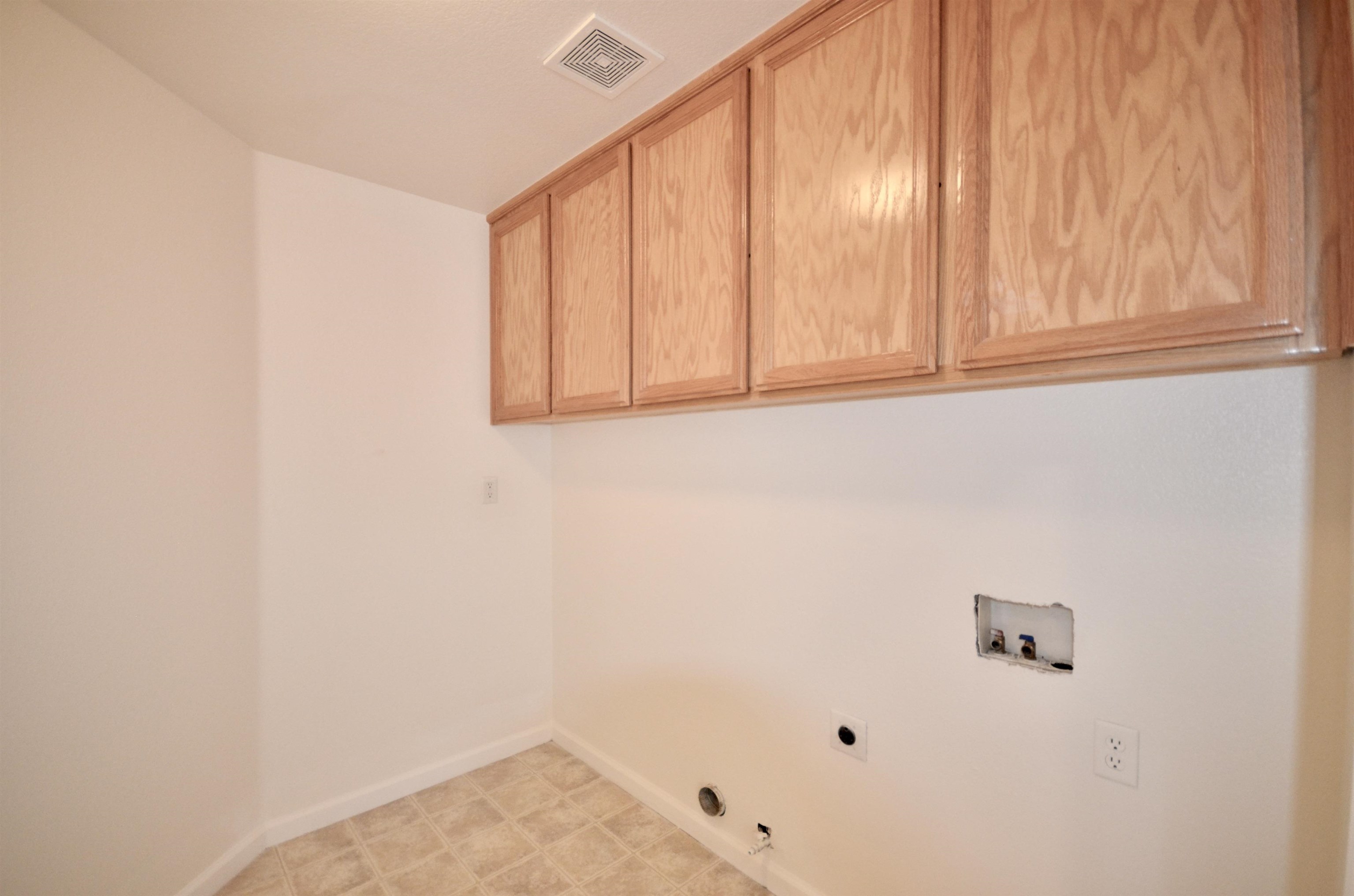 Detail Gallery Image 18 of 39 For 9416 Lyndley Plaza Way, Elk Grove,  CA 95624 - 5 Beds | 3 Baths