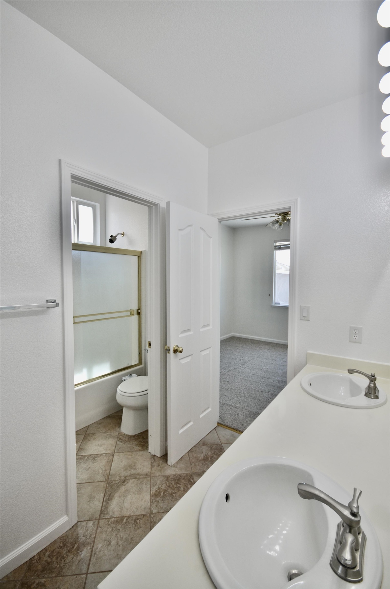 Detail Gallery Image 29 of 39 For 9416 Lyndley Plaza Way, Elk Grove,  CA 95624 - 5 Beds | 3 Baths