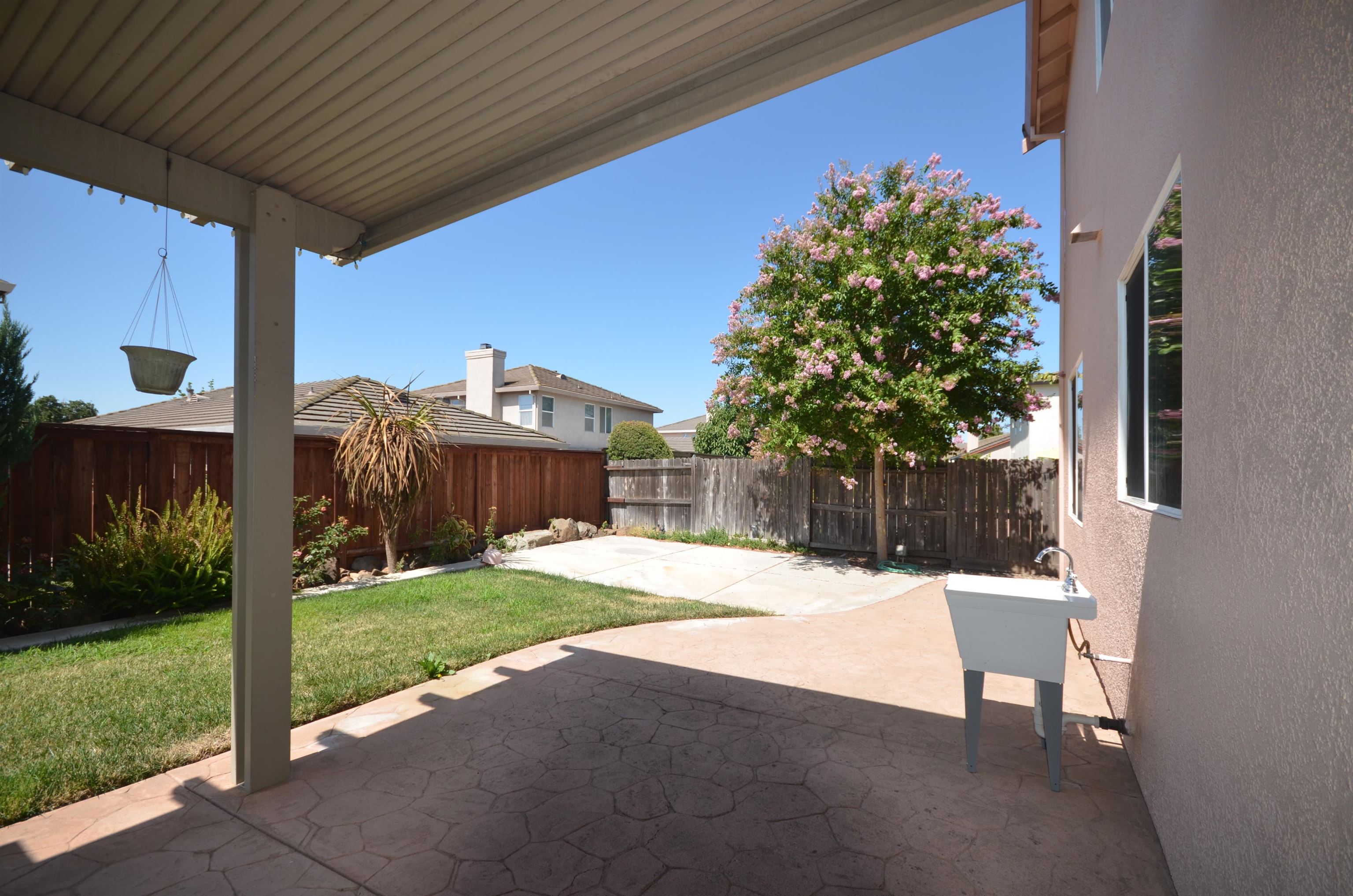 Detail Gallery Image 34 of 39 For 9416 Lyndley Plaza Way, Elk Grove,  CA 95624 - 5 Beds | 3 Baths