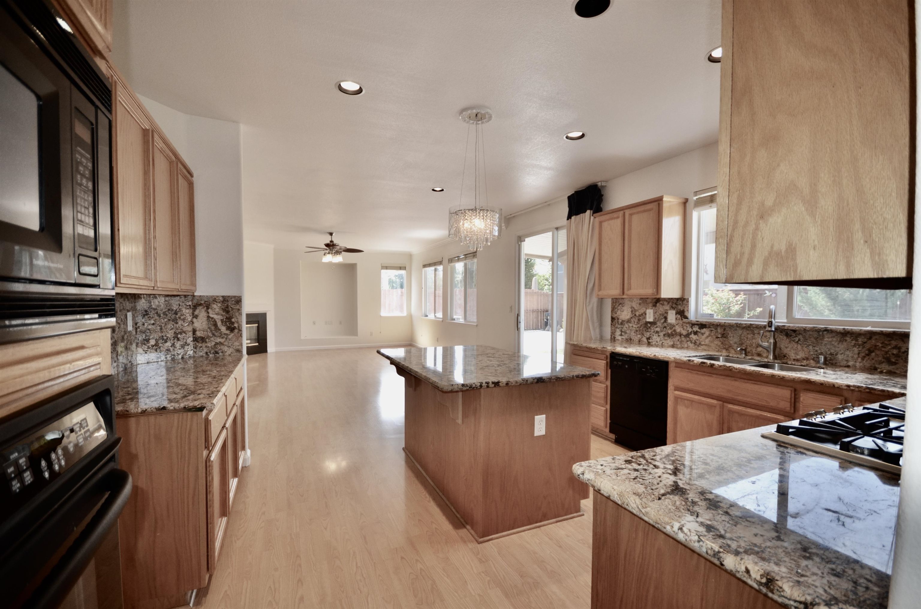 Detail Gallery Image 8 of 39 For 9416 Lyndley Plaza Way, Elk Grove,  CA 95624 - 5 Beds | 3 Baths