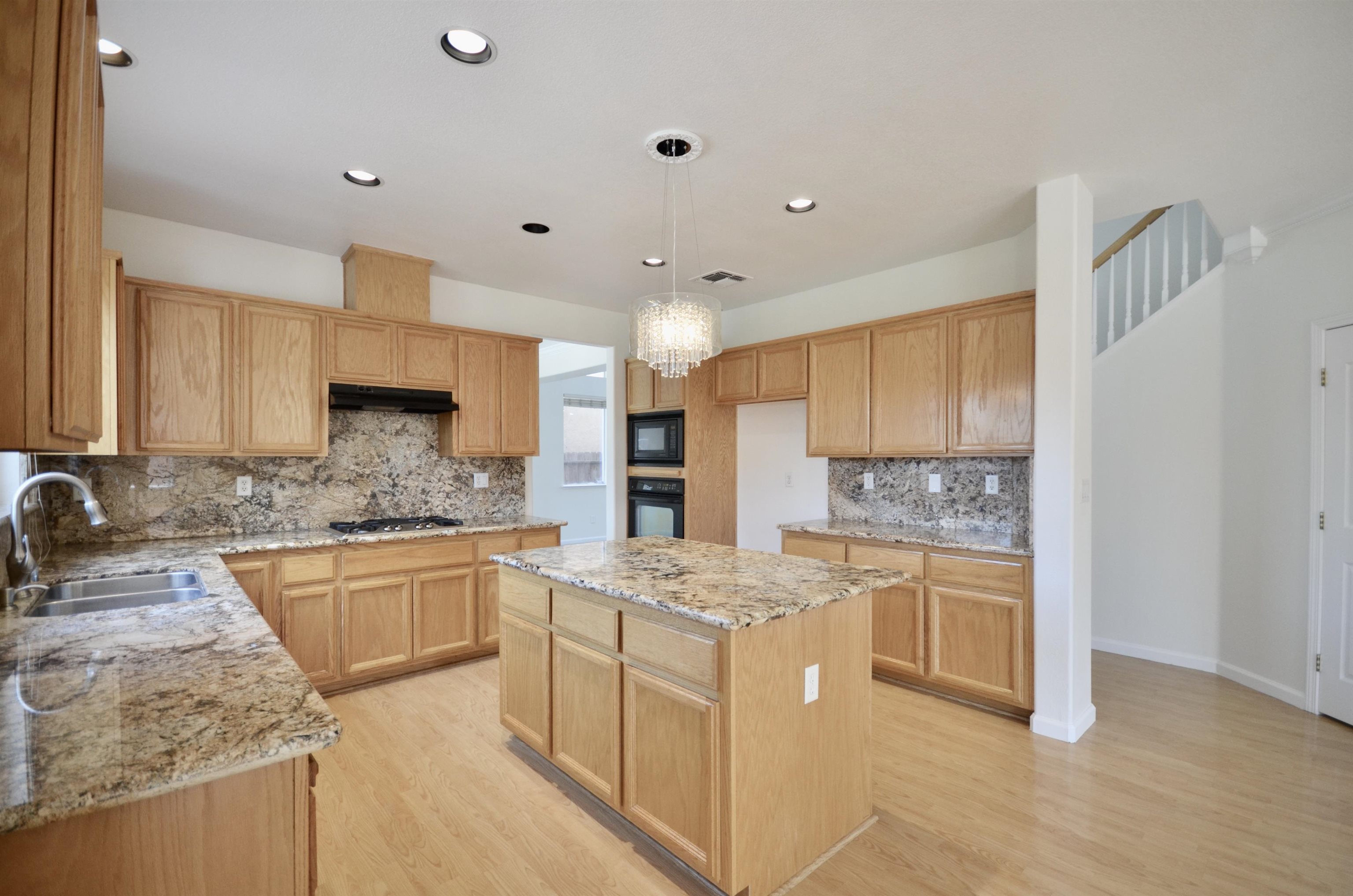 Detail Gallery Image 10 of 39 For 9416 Lyndley Plaza Way, Elk Grove,  CA 95624 - 5 Beds | 3 Baths