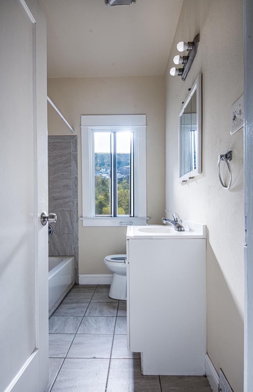 Detail Gallery Image 7 of 33 For 653 20th St, Richmond,  CA 94801 - 5 Beds | 2 Baths