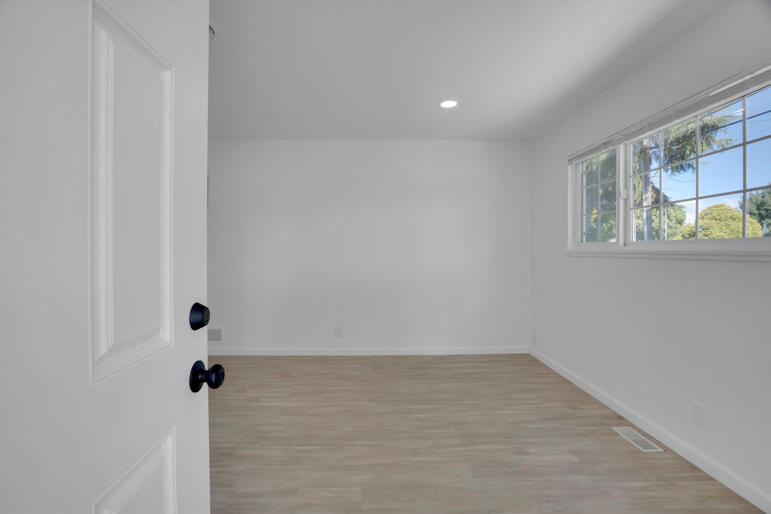 Detail Gallery Image 13 of 31 For 60 Railroad Ave, Rodeo,  CA 94572 - 5 Beds | 2 Baths