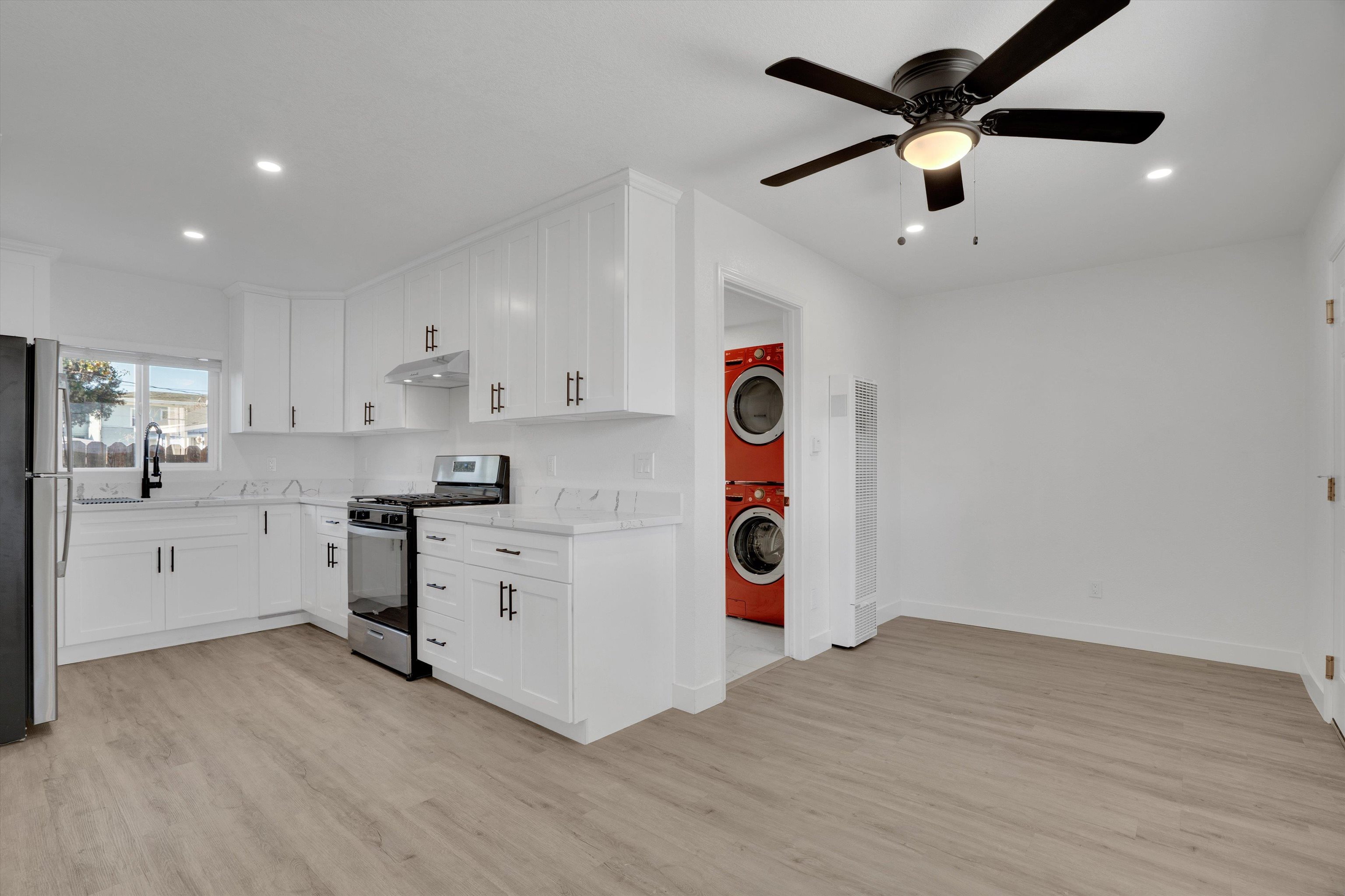 Detail Gallery Image 3 of 31 For 60 Railroad Ave, Rodeo,  CA 94572 - 5 Beds | 2 Baths