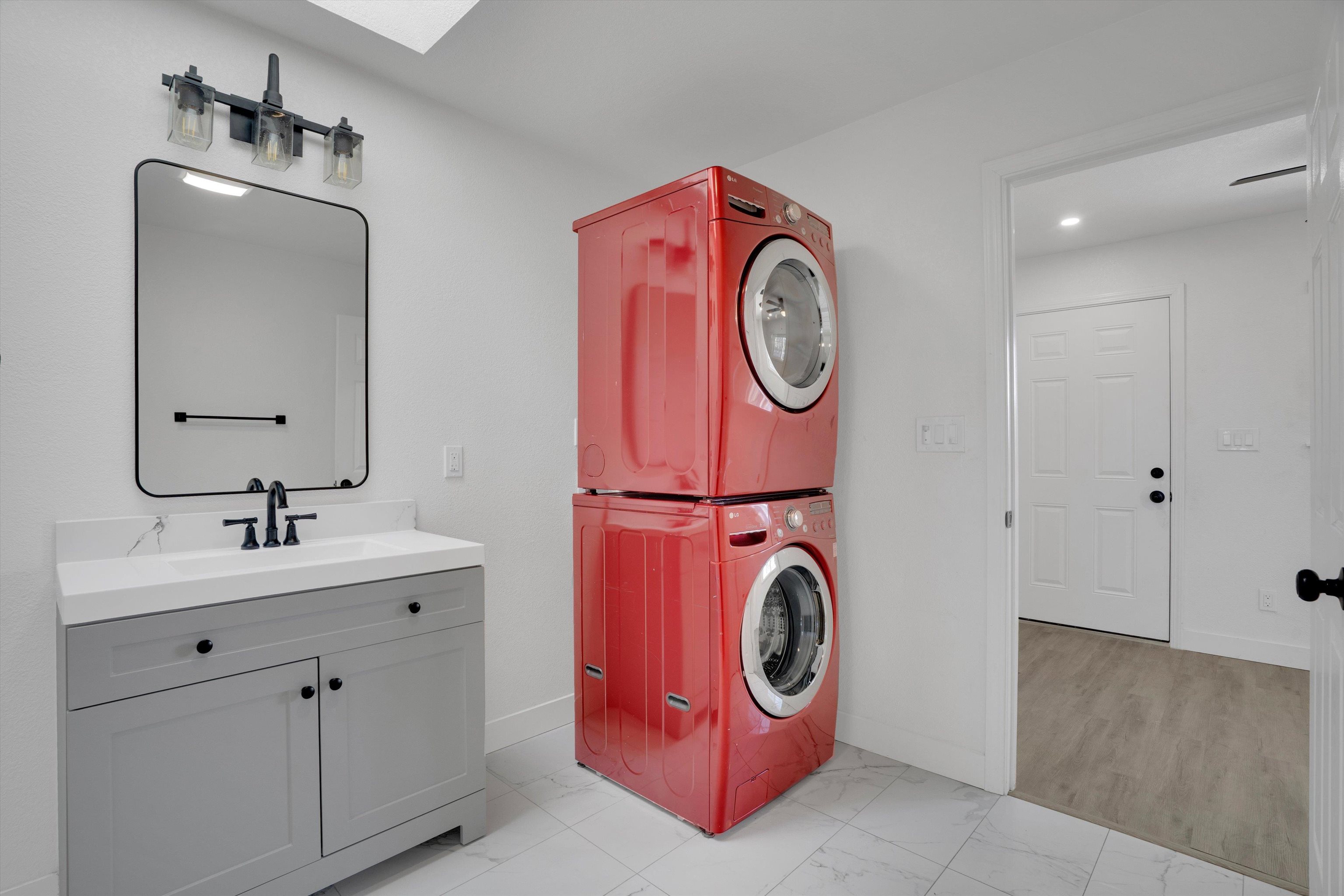 Detail Gallery Image 4 of 31 For 60 Railroad Ave, Rodeo,  CA 94572 - 5 Beds | 2 Baths