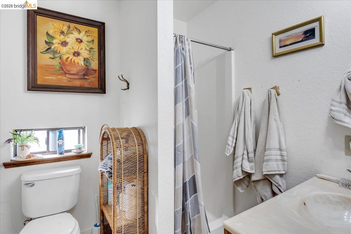 Detail Gallery Image 12 of 50 For 20550 Ponderosa Way, Tuolumne,  CA 95379 - 5 Beds | 3 Baths