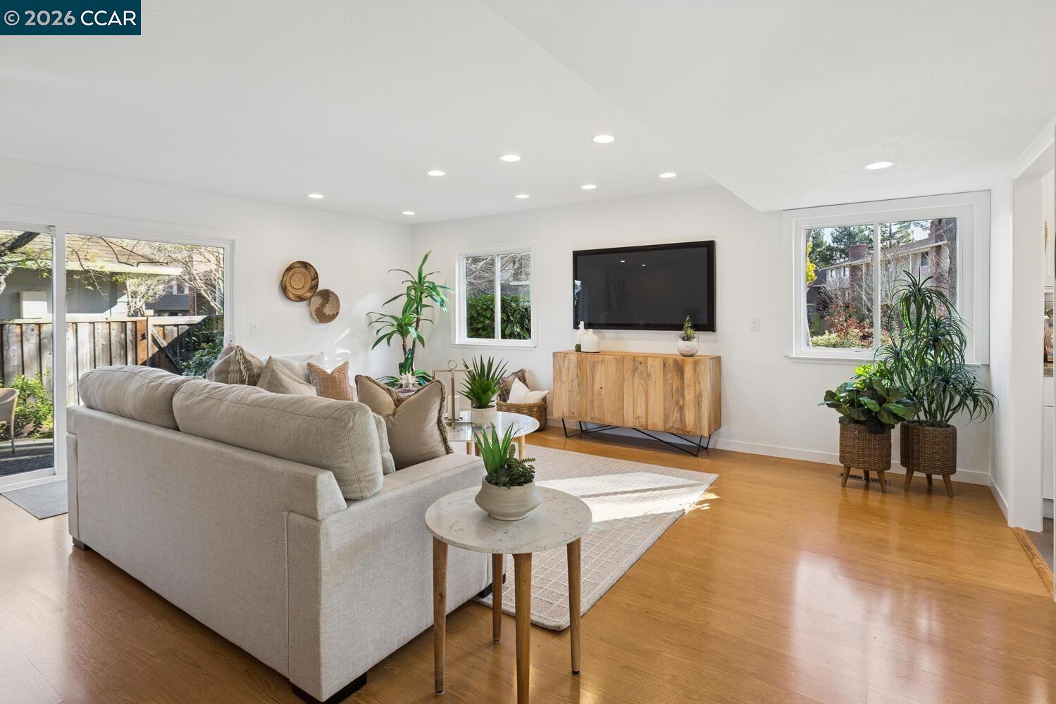 Detail Gallery Image 5 of 51 For 183 Miramonte Dr, Moraga,  CA 94556 - 3 Beds | 3 Baths