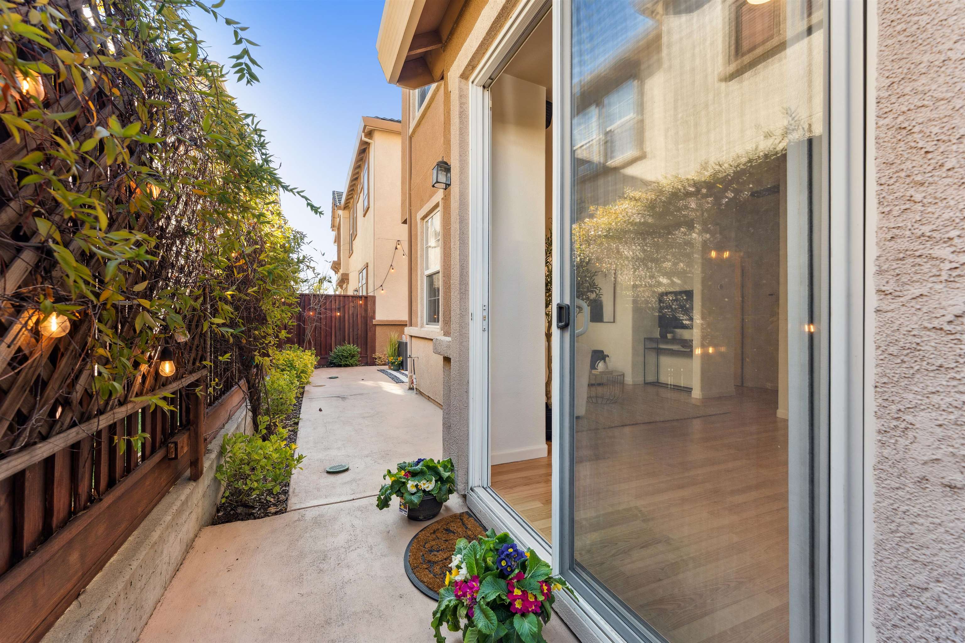 Detail Gallery Image 25 of 34 For 3989 Strafford Ct, Dublin,  CA 94568 - 3 Beds | 2/1 Baths