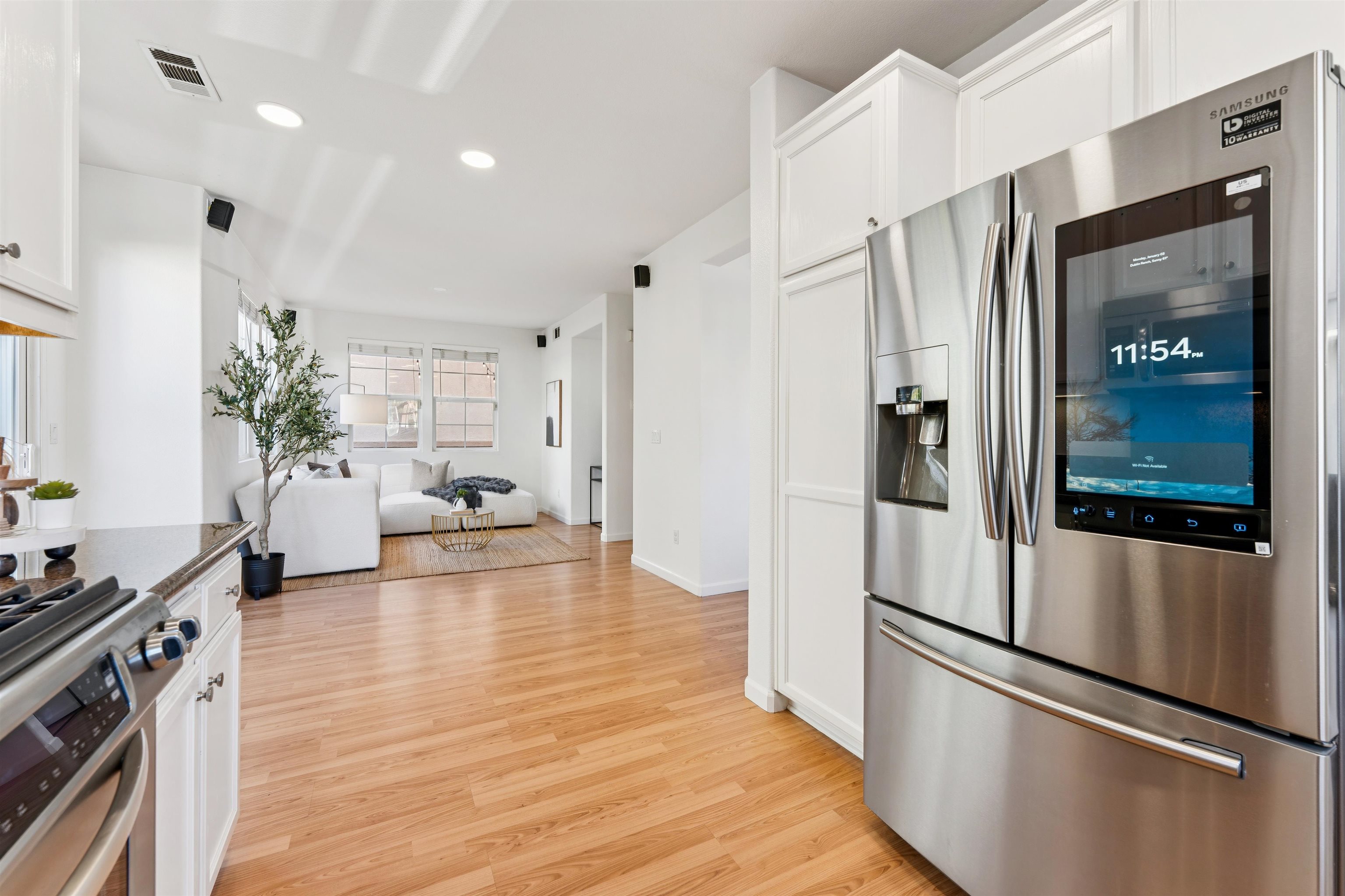 Detail Gallery Image 7 of 34 For 3989 Strafford Ct, Dublin,  CA 94568 - 3 Beds | 2/1 Baths