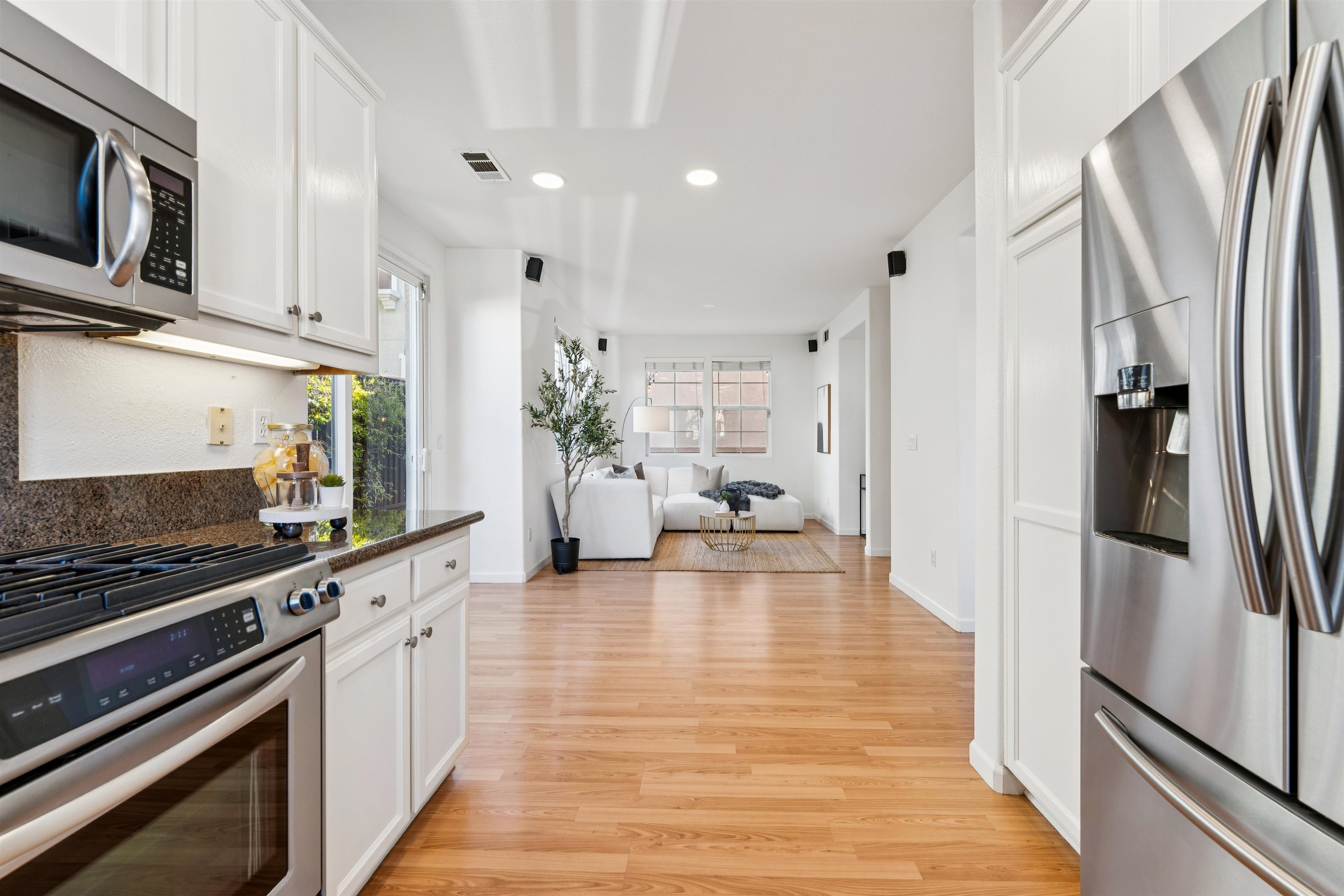 Detail Gallery Image 8 of 34 For 3989 Strafford Ct, Dublin,  CA 94568 - 3 Beds | 2/1 Baths