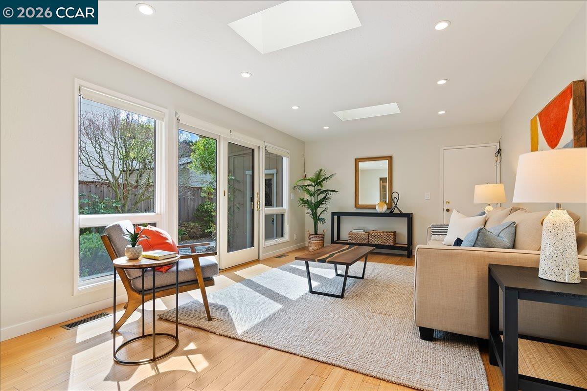 Detail Gallery Image 14 of 30 For 7 Doral Dr, Moraga,  CA 94556 - 2 Beds | 2/1 Baths