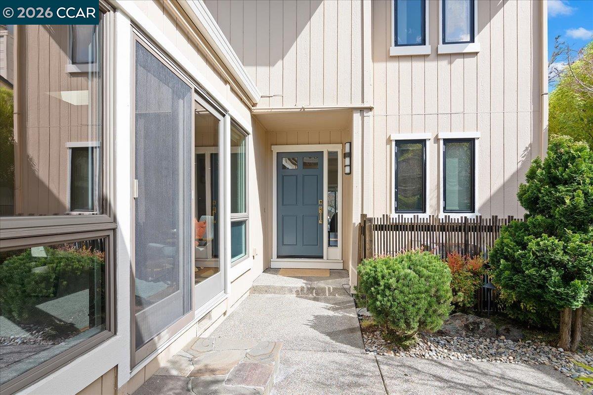 Detail Gallery Image 3 of 30 For 7 Doral Dr, Moraga,  CA 94556 - 2 Beds | 2/1 Baths