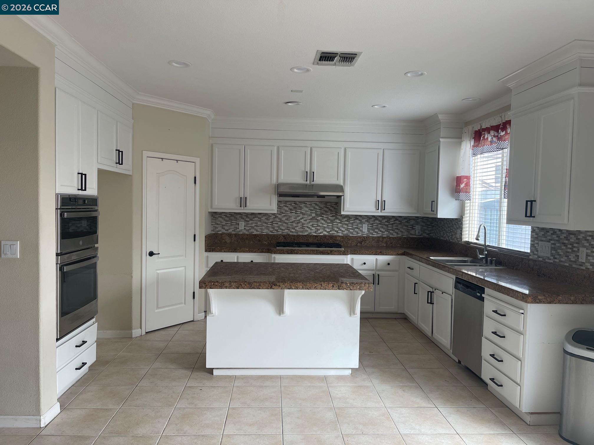 Detail Gallery Image 15 of 27 For 2096 Goldpine Way, Antioch,  CA 94509 - 5 Beds | 3 Baths