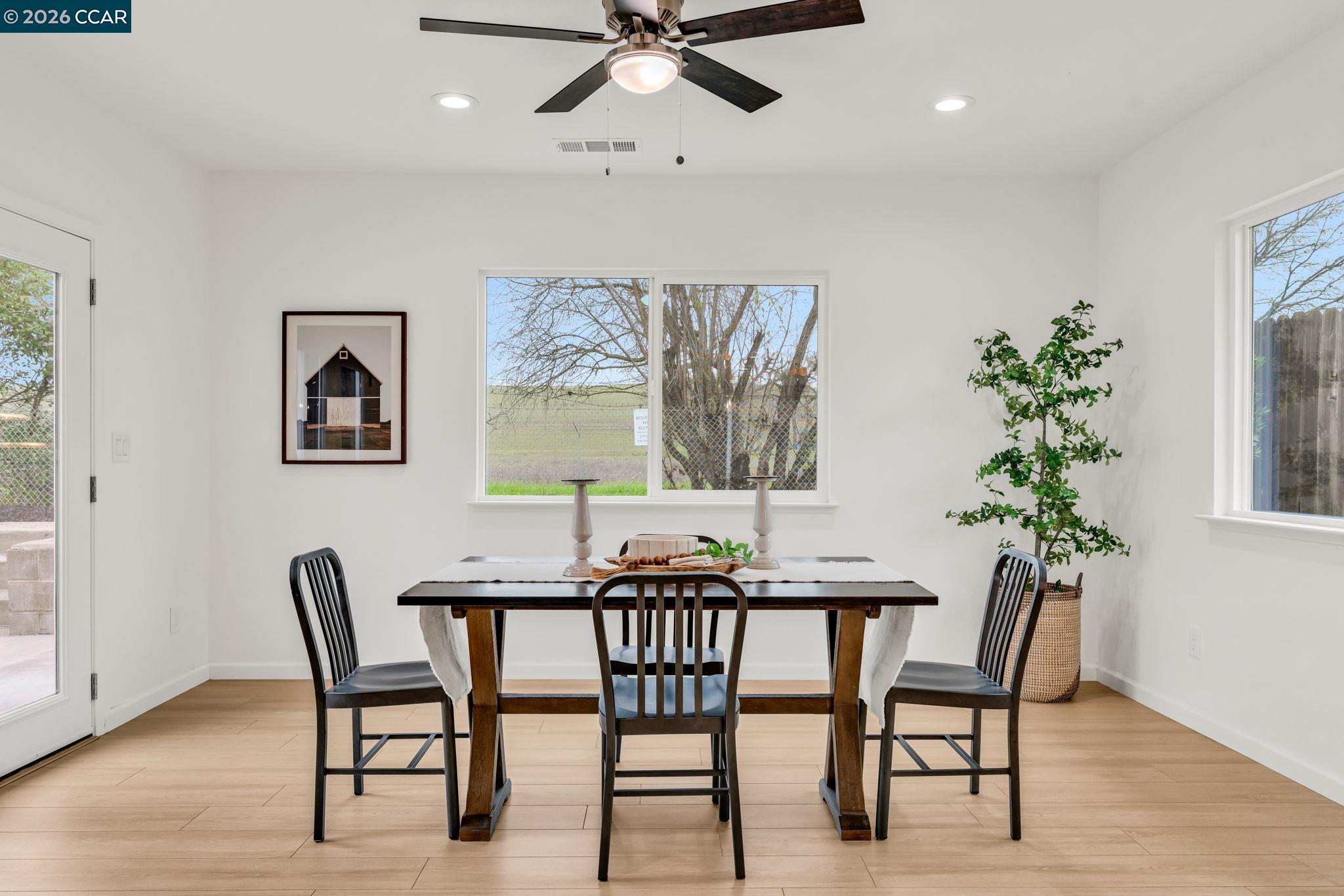 Detail Gallery Image 21 of 37 For 1866 Elkwood Dr, Concord,  CA 94519 - 3 Beds | 2 Baths