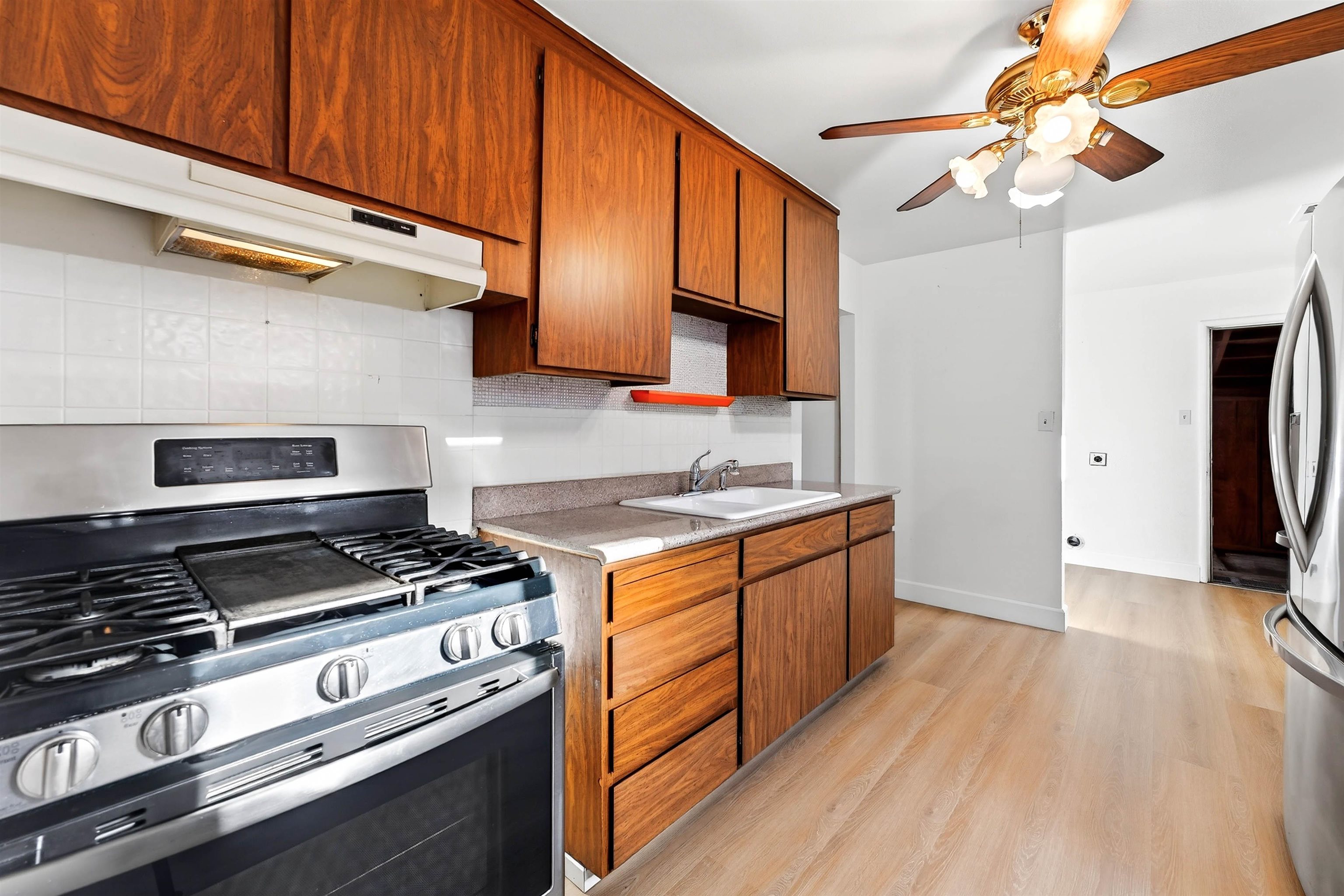 Detail Gallery Image 7 of 25 For 24570 Thomas Ave, Hayward,  CA 94544 - 3 Beds | 1 Baths