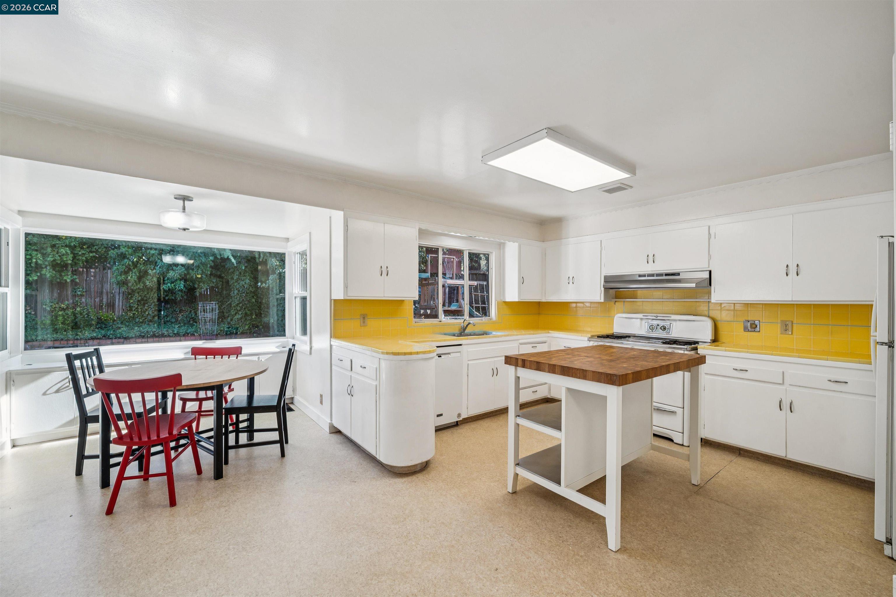 Detail Gallery Image 5 of 11 For 818 Solana Dr, Lafayette,  CA 94549 - 3 Beds | 2 Baths