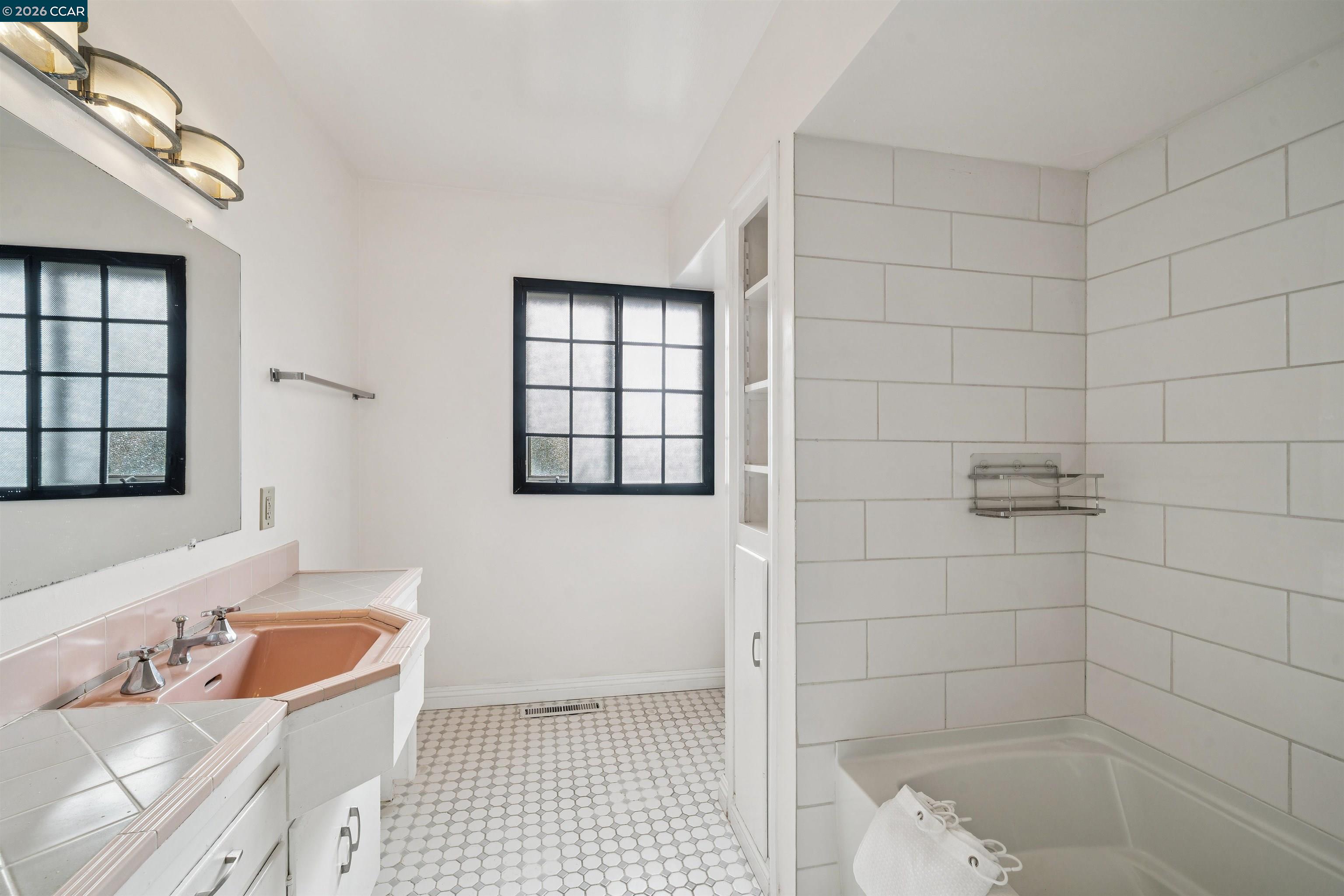 Detail Gallery Image 8 of 11 For 818 Solana Dr, Lafayette,  CA 94549 - 3 Beds | 2 Baths