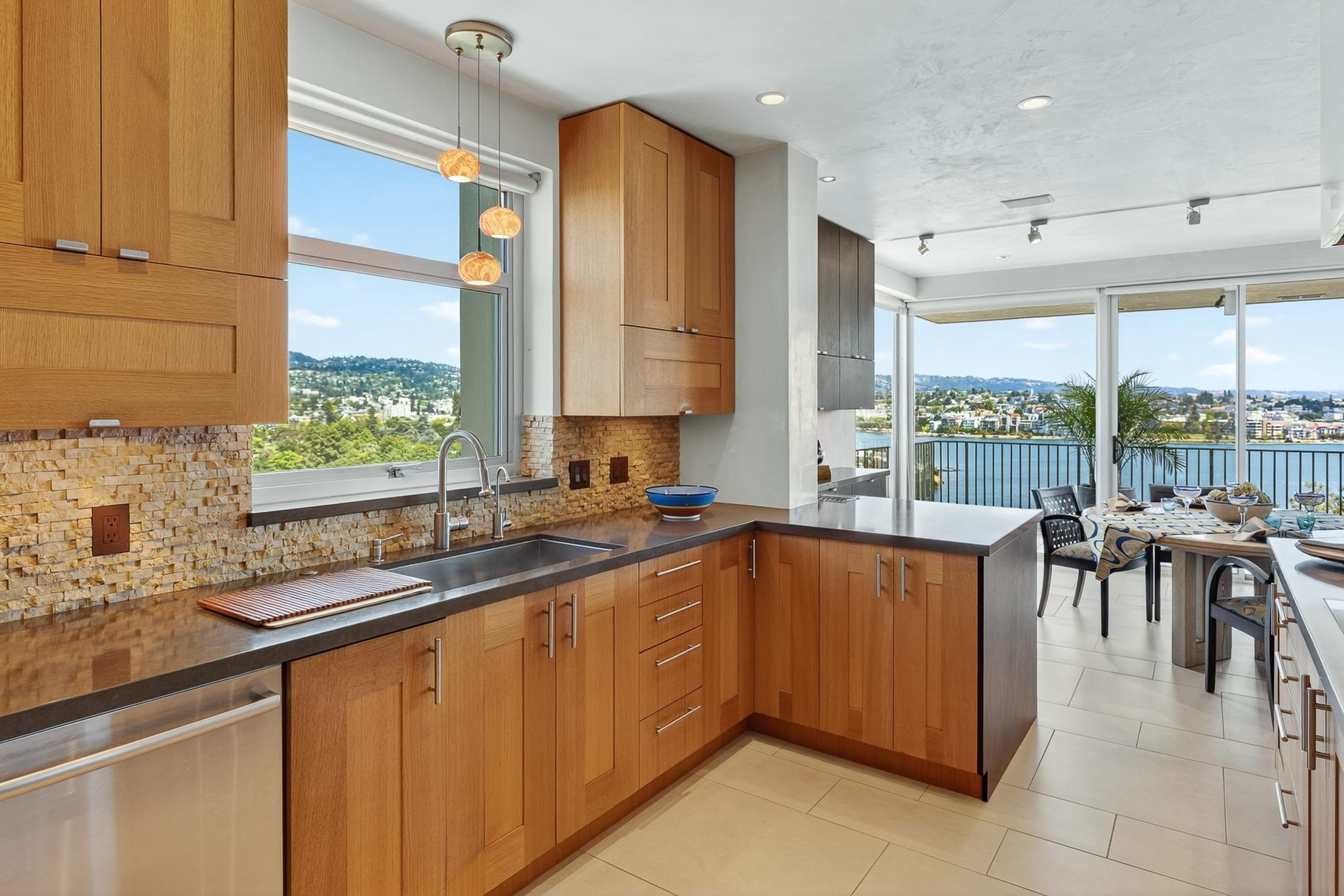 Detail Gallery Image 20 of 51 For 177 19th St 10e,  Oakland,  CA 94612 - 2 Beds | 2 Baths