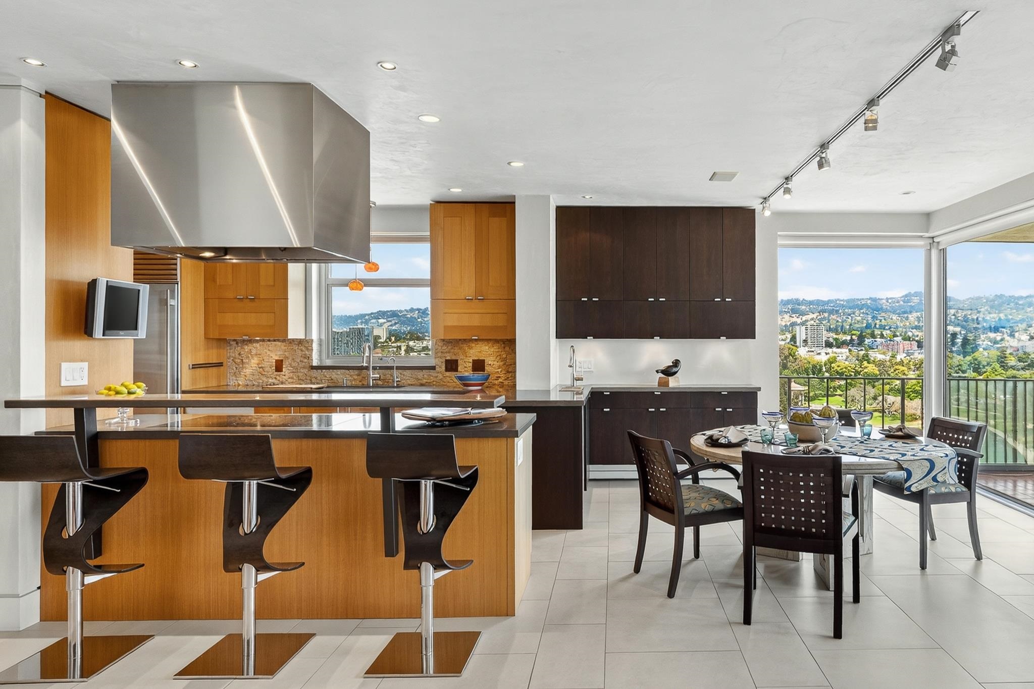 Detail Gallery Image 10 of 51 For 177 19th St 10e,  Oakland,  CA 94612 - 2 Beds | 2 Baths